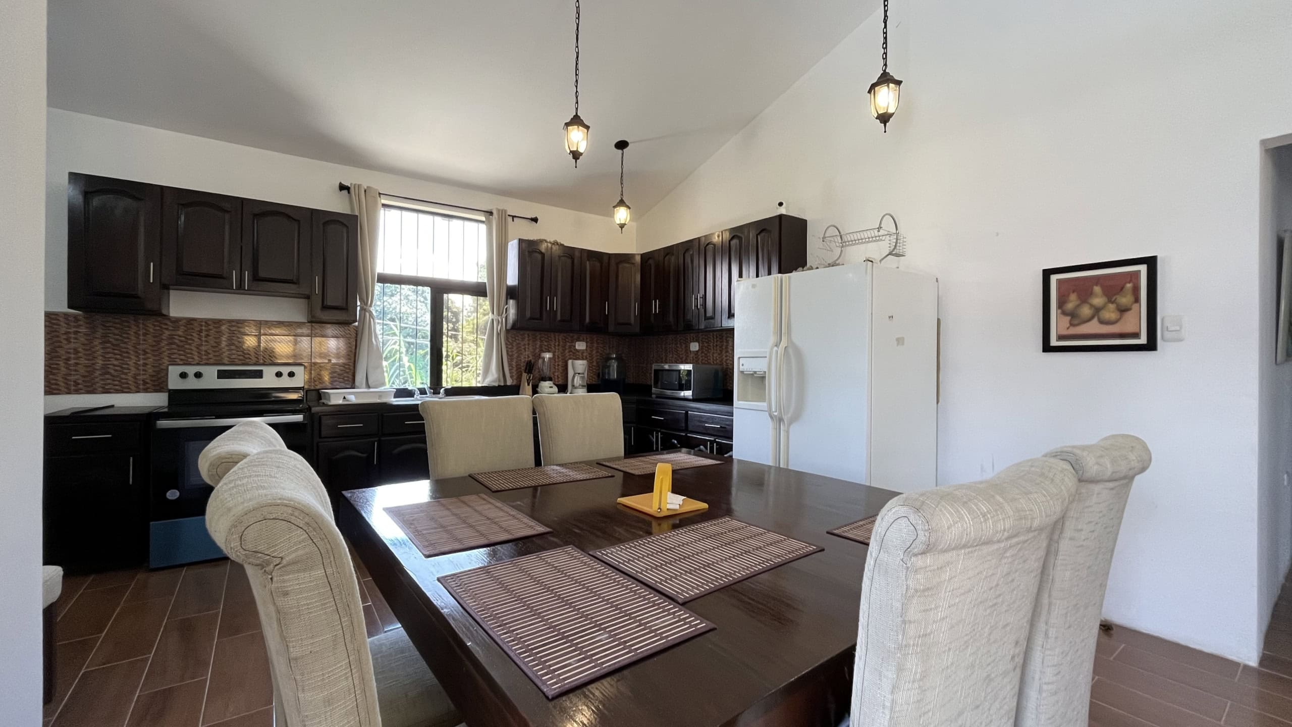 3 BEDROOM APARMENT, COMPLETELY FURNISHED, 10 MIN FROM DOWNTOWN ANTIGUA
