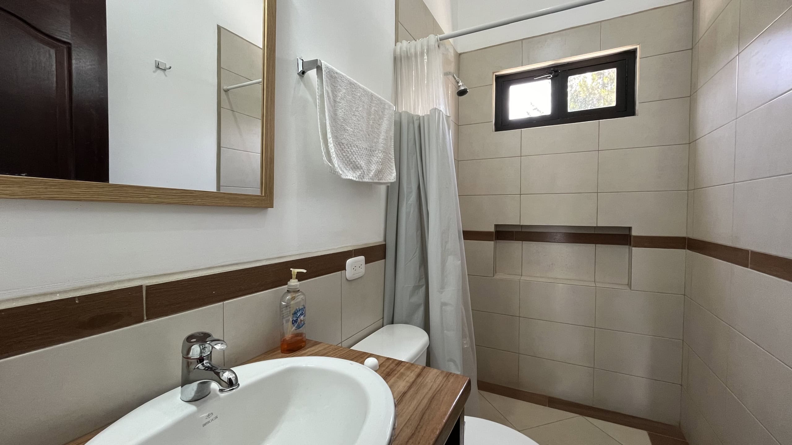 3 BEDROOM APARMENT, COMPLETELY FURNISHED, 10 MIN FROM DOWNTOWN ANTIGUA