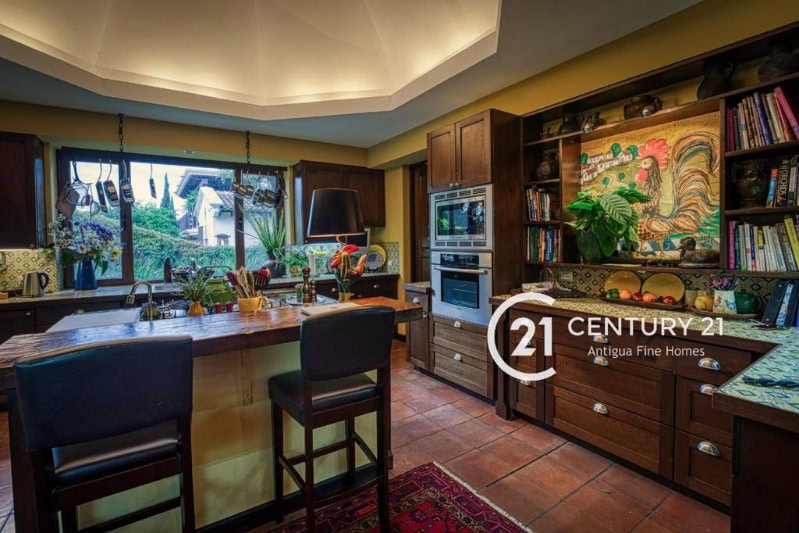 Colonial Luxury Residence with Expansive Gardens – Furnished & Available for Monthly Stays