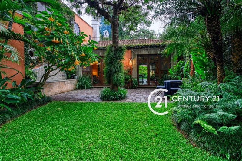 Colonial Luxury Residence with Expansive Gardens – Furnished & Available for Monthly Stays