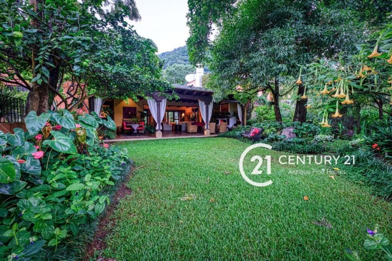 Colonial Luxury Residence with Expansive Gardens – Furnished & Available for Monthly Stays
