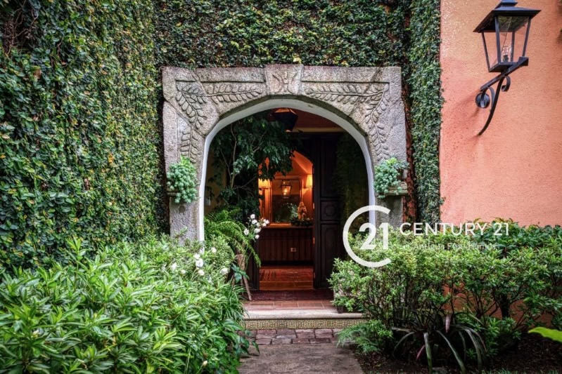 Colonial Luxury Residence with Expansive Gardens – Furnished & Available for Monthly Stays