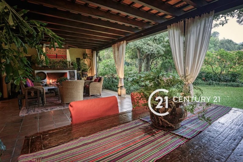 Colonial Luxury Residence with Expansive Gardens – Furnished & Available for Monthly Stays