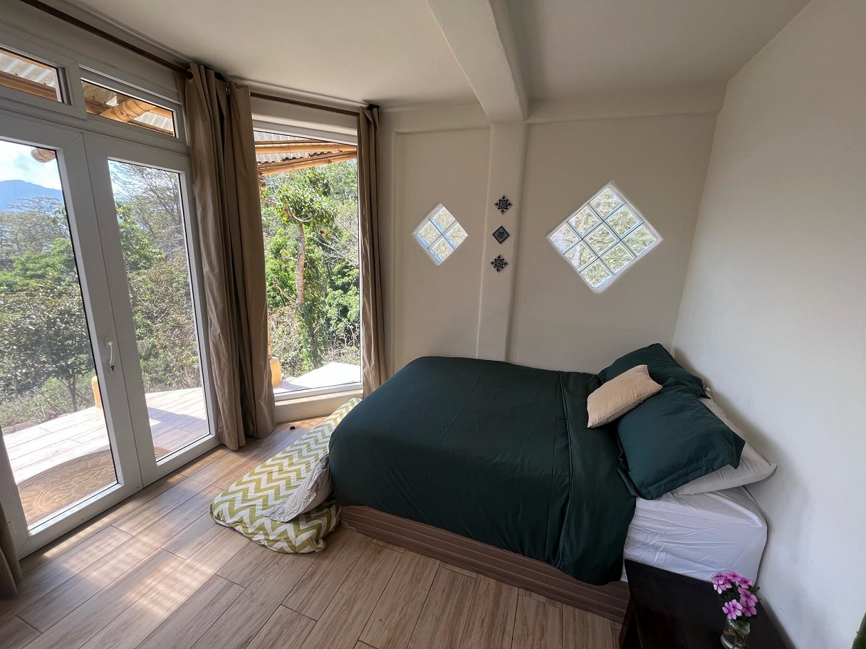 Lakefront Off-Grid Retreat with Established Airbnb & Permaculture Centre — Santiago Atitlán