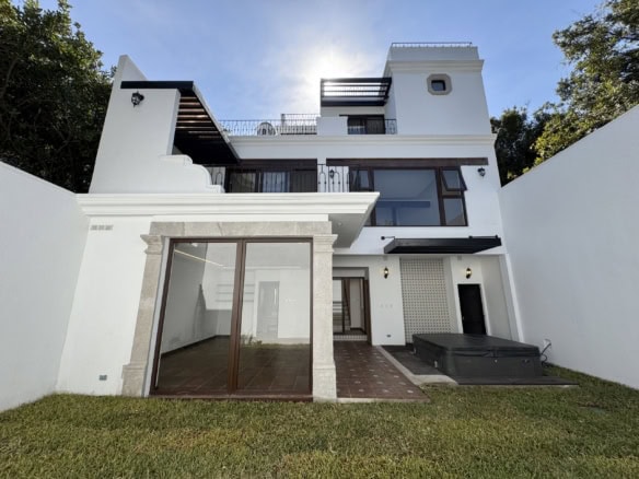 Hacienda del Comendador — 3-Bedroom Volcano-View Residence on Four Levels
