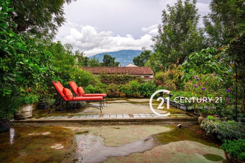 Colonial Luxury Residence with Expansive Gardens – Furnished & Available for Monthly Stays