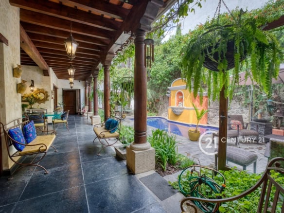 Luxury Living at Its Finest – Elegant 4-Bedroom Home with Pool in Cortijo de las Flores, 4 kms from downtown Antigua.