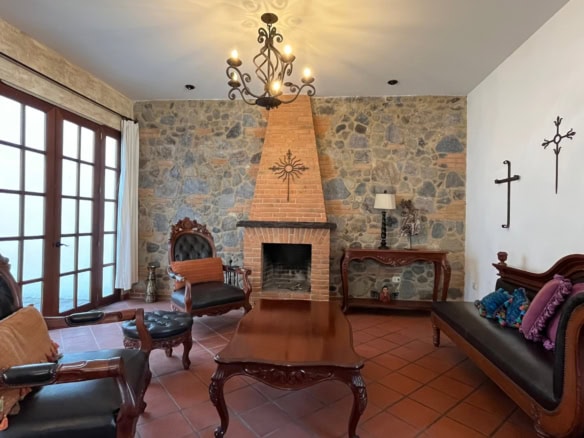 Charming 3-Bedroom Residence with Spectacular Volcano Views