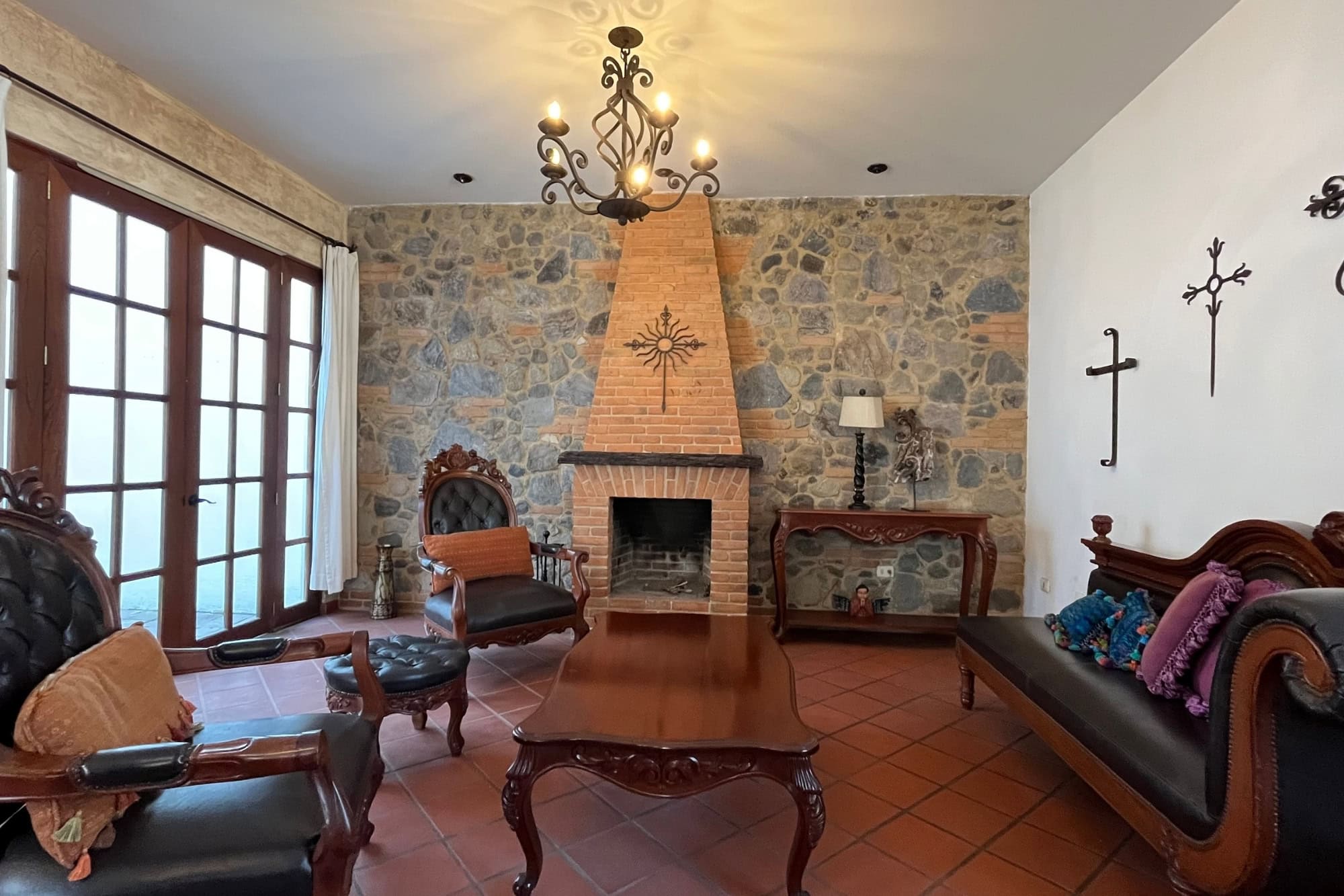 Charming 3-Bedroom Residence with Spectacular Volcano Views