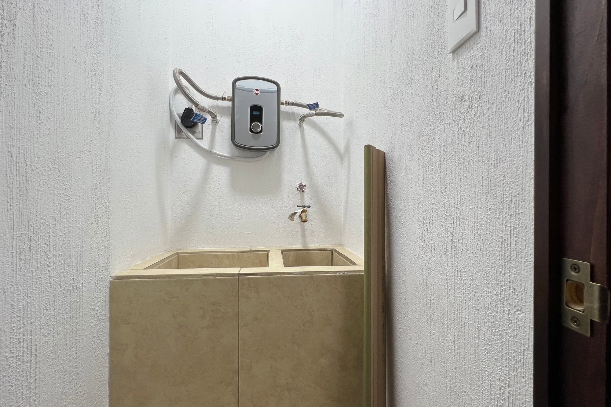 2-BEDROOM APARMENT, NOT IN A GATED COMMUNITY