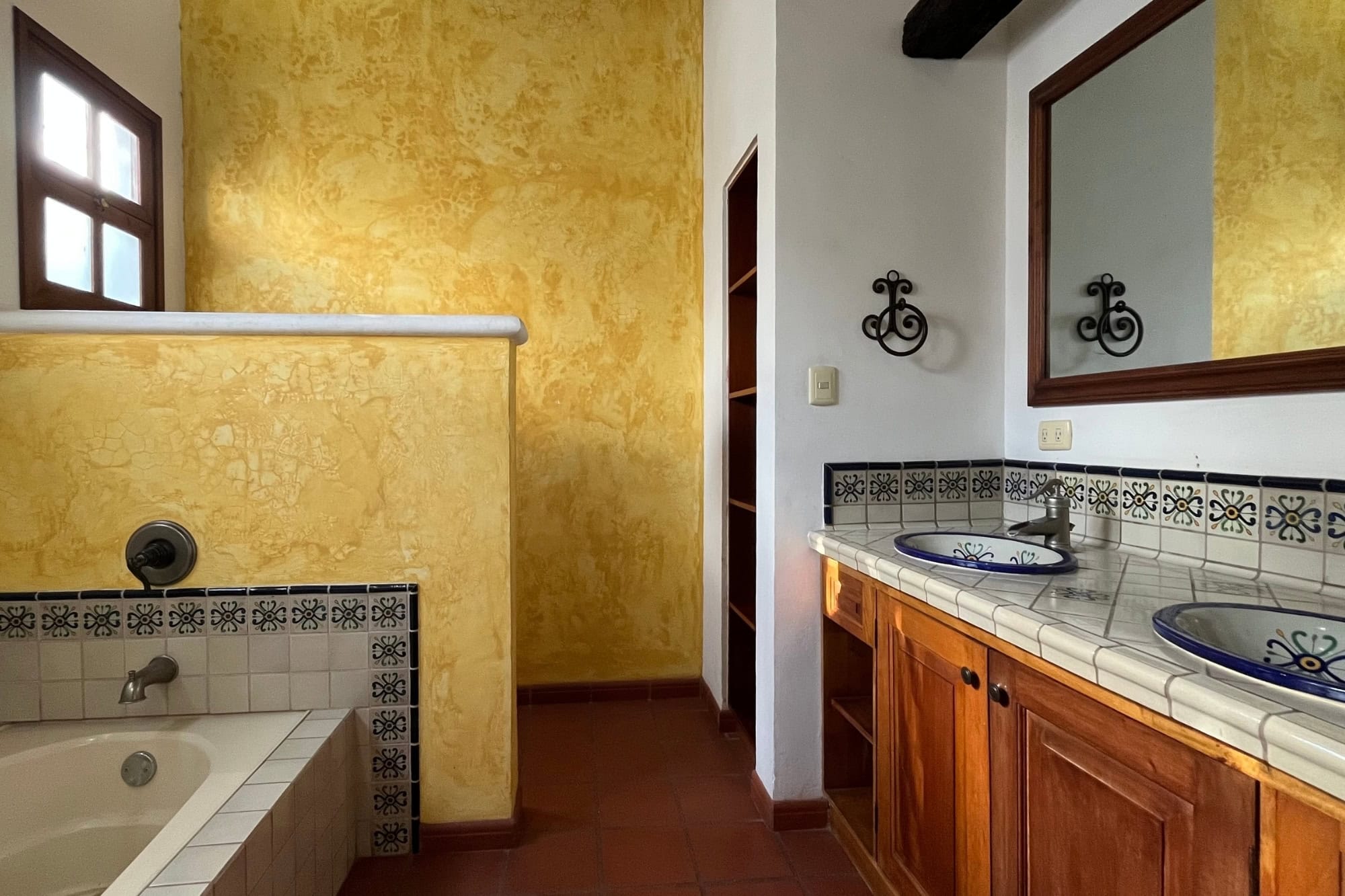 Charming 3-Bedroom Residence with Spectacular Volcano Views