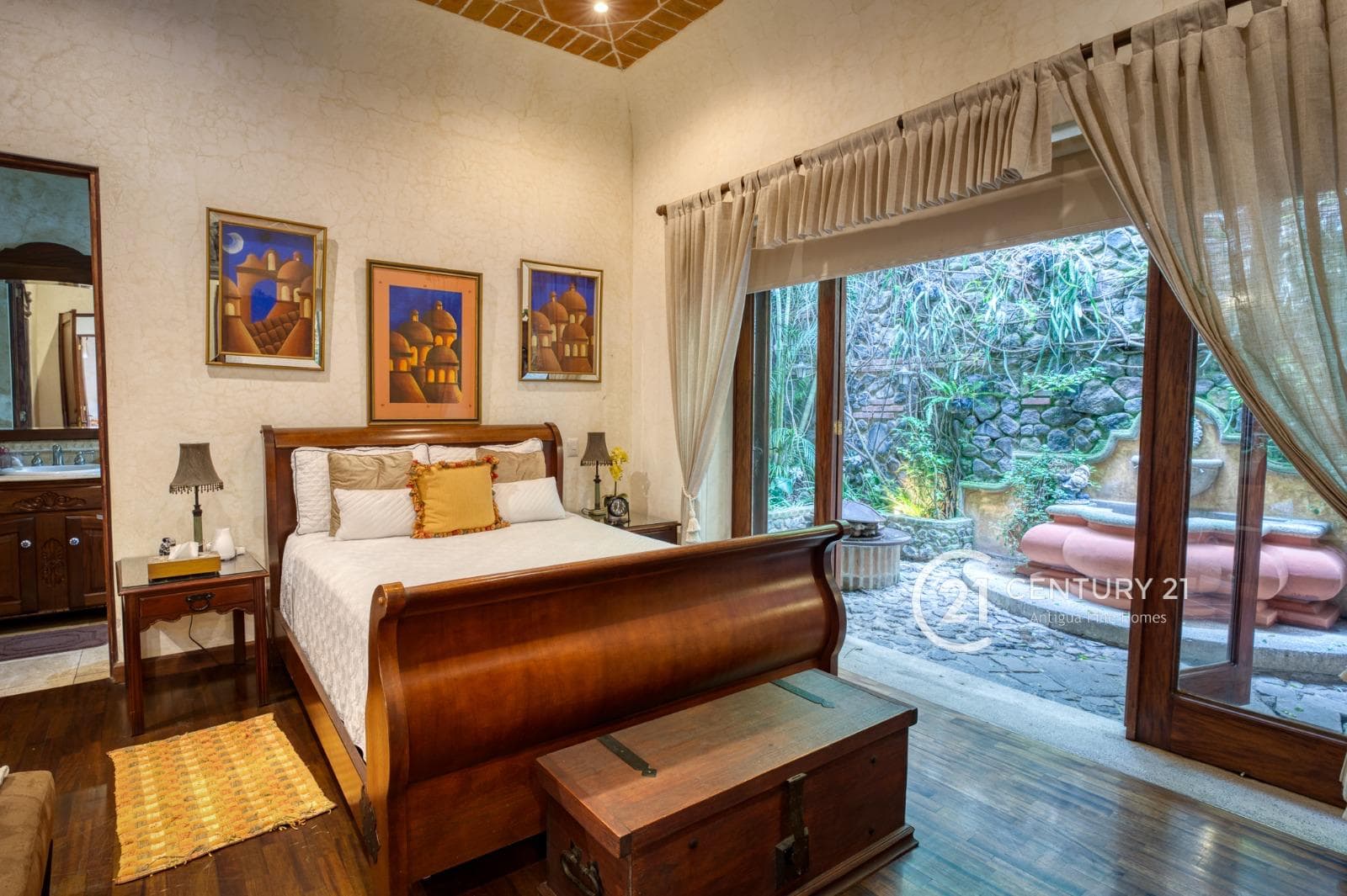 Luxury Living at Its Finest – Elegant 4-Bedroom Home with Pool in Cortijo de las Flores, 4 kms from downtown Antigua.