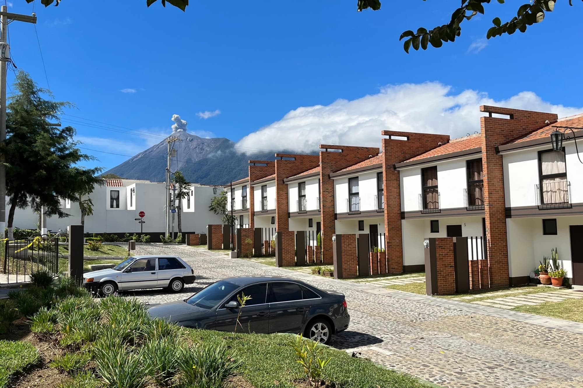 3 BEDROOM HOUSE IN SENDEROS, JUST 6.5KM FROM DOWNTOWN ANTIGUA
