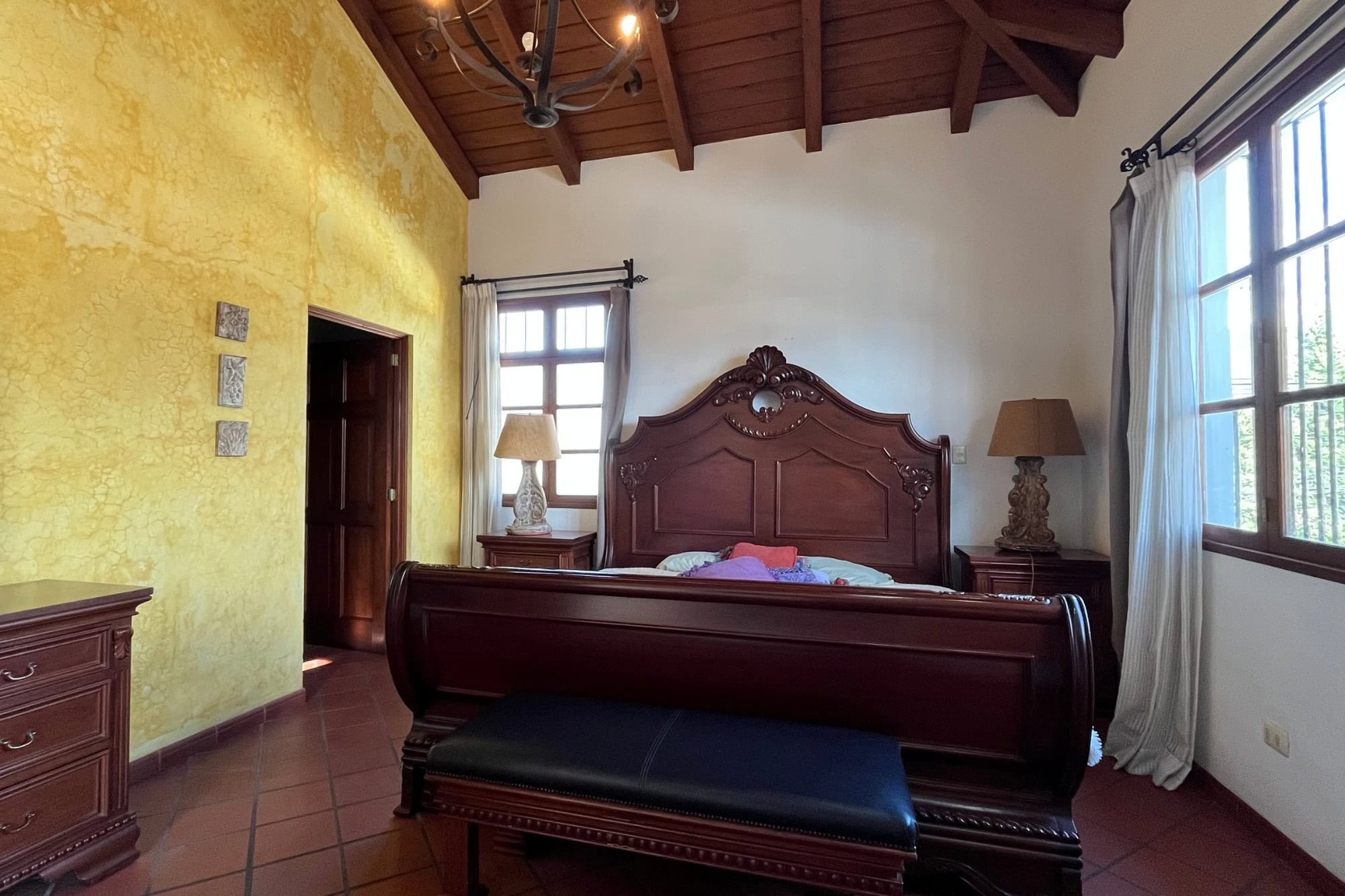 Charming 3-Bedroom Residence with Spectacular Volcano Views