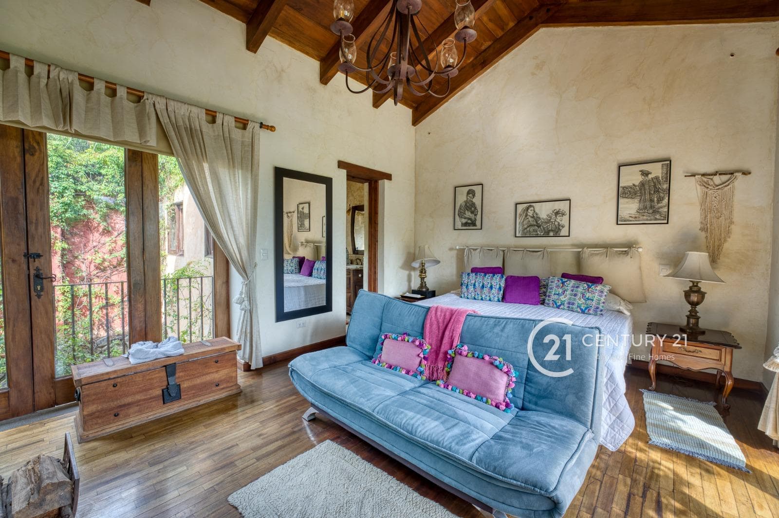 Luxury Living at Its Finest – Elegant 4-Bedroom Home with Pool in Cortijo de las Flores, 4 kms from downtown Antigua.
