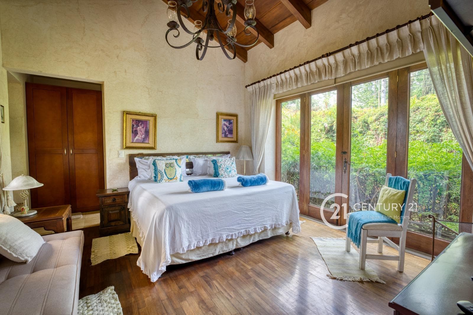 Luxury Living at Its Finest – Elegant 4-Bedroom Home with Pool in Cortijo de las Flores, 4 kms from downtown Antigua.