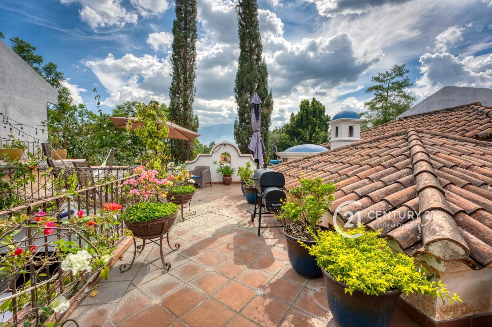 Luxury Living at Its Finest – Elegant 4-Bedroom Home with Pool in Cortijo de las Flores, 4 kms from downtown Antigua.
