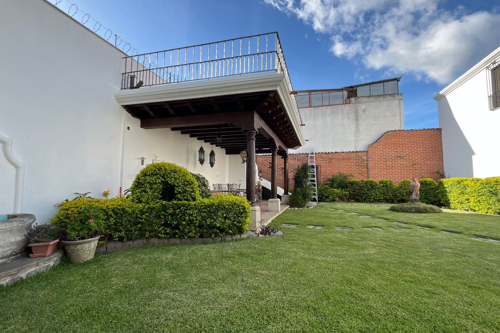 Charming 3-Bedroom Residence with Spectacular Volcano Views