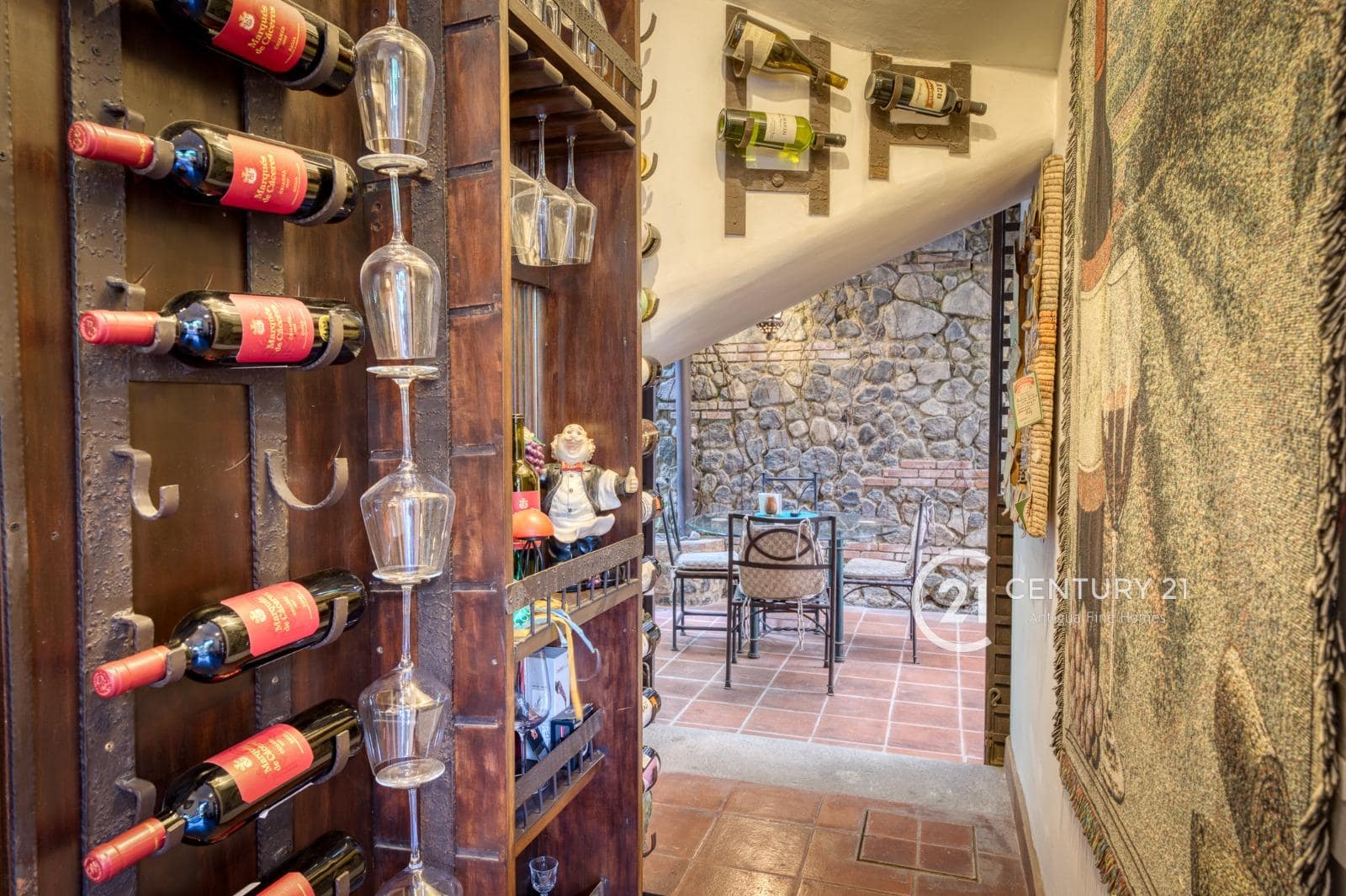 Luxury Living at Its Finest – Elegant 4-Bedroom Home with Pool in Cortijo de las Flores, 4 kms from downtown Antigua.