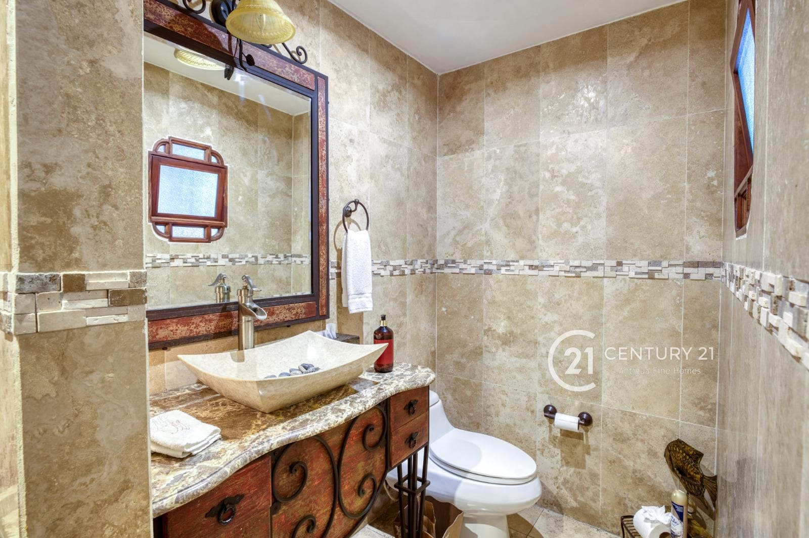 Luxury Living at Its Finest – Elegant 4-Bedroom Home with Pool in Cortijo de las Flores, 4 kms from downtown Antigua.