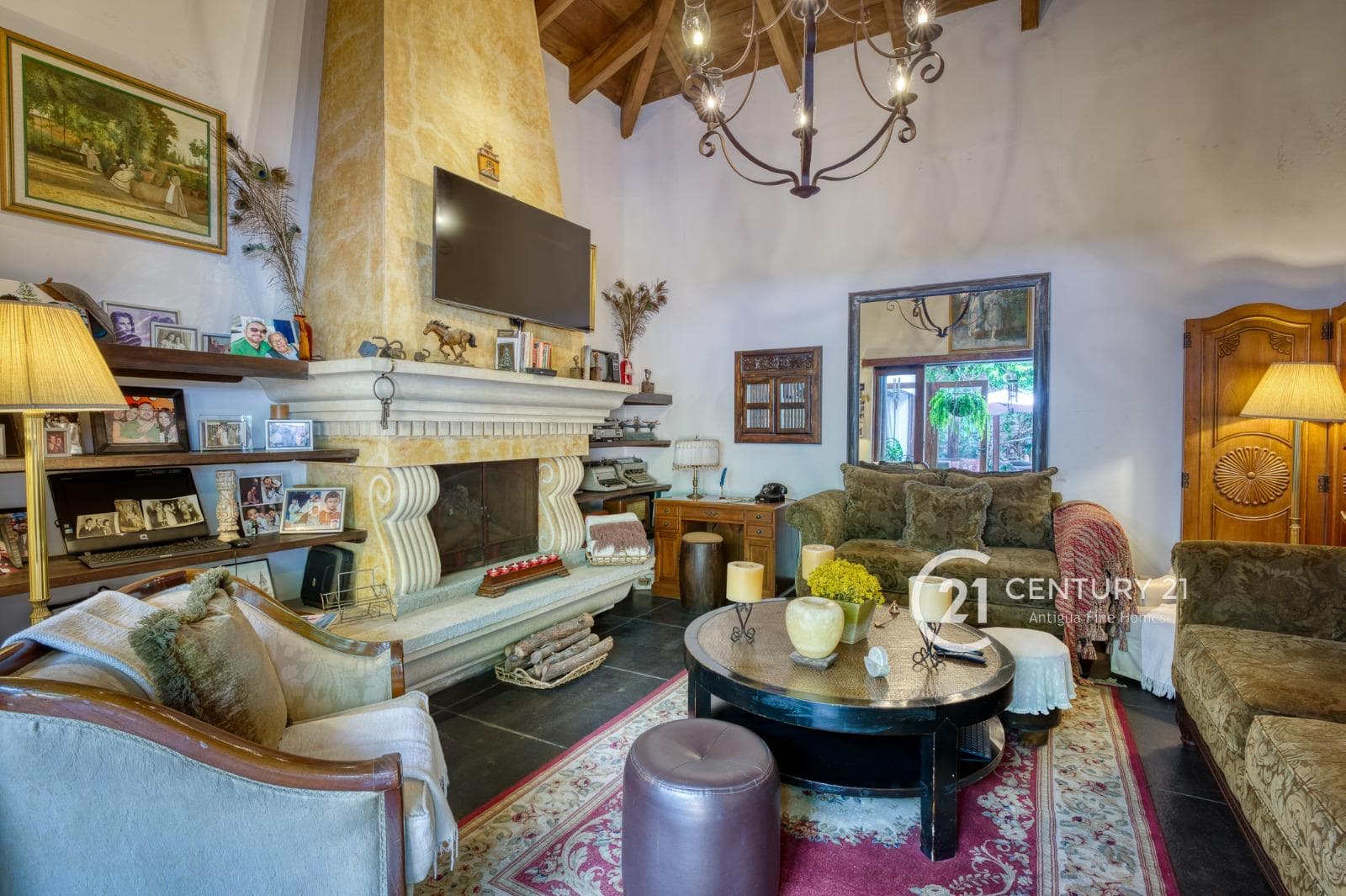 Luxury Living at Its Finest – Elegant 4-Bedroom Home with Pool in Cortijo de las Flores, 4 kms from downtown Antigua.