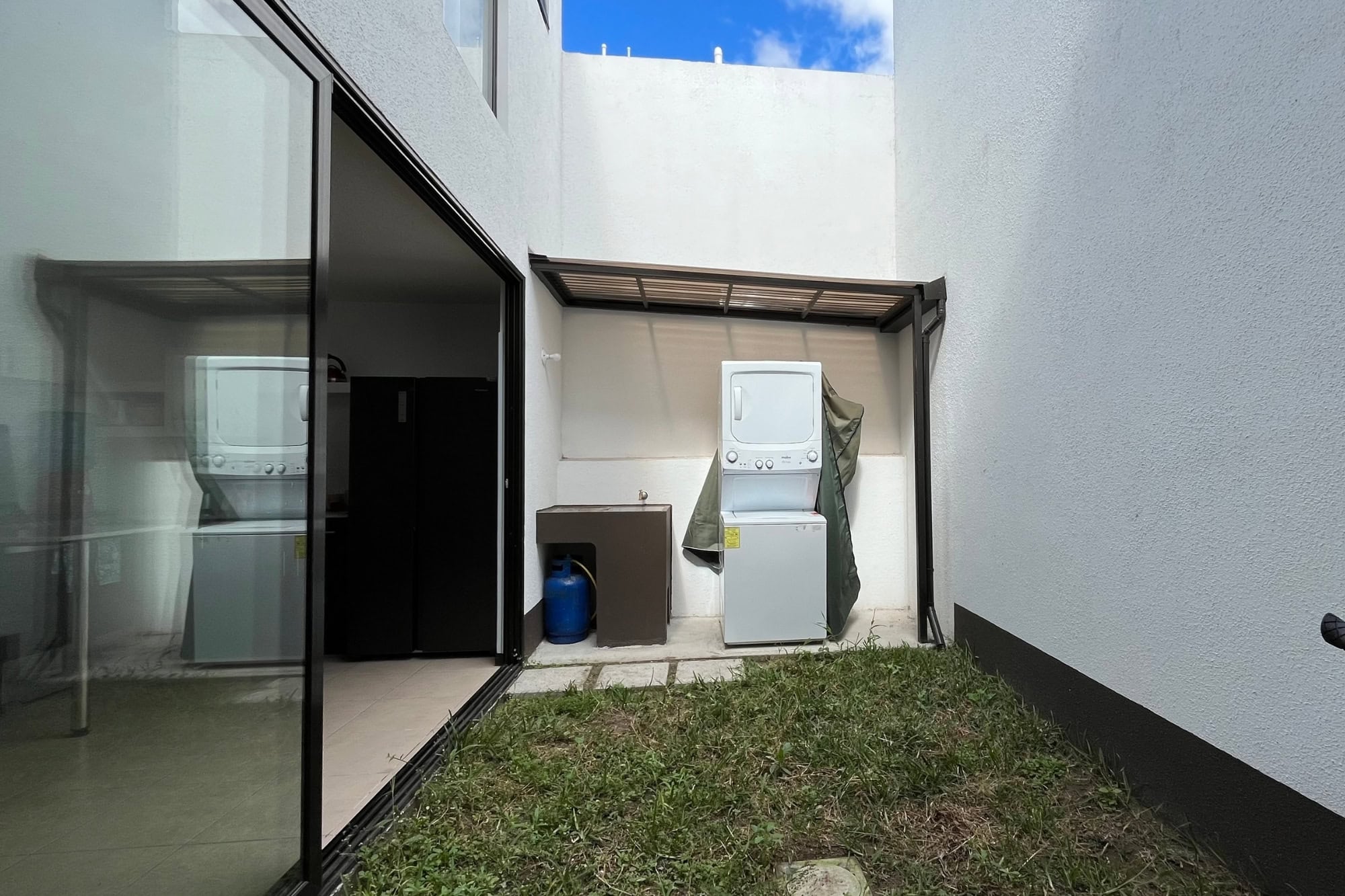 3 BEDROOM HOUSE IN SENDEROS, JUST 6.5KM FROM DOWNTOWN ANTIGUA