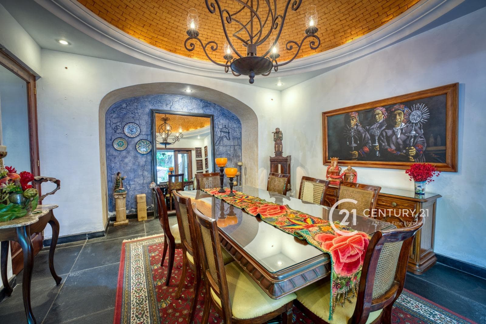 Luxury Living at Its Finest – Elegant 4-Bedroom Home with Pool in Cortijo de las Flores, 4 kms from downtown Antigua.