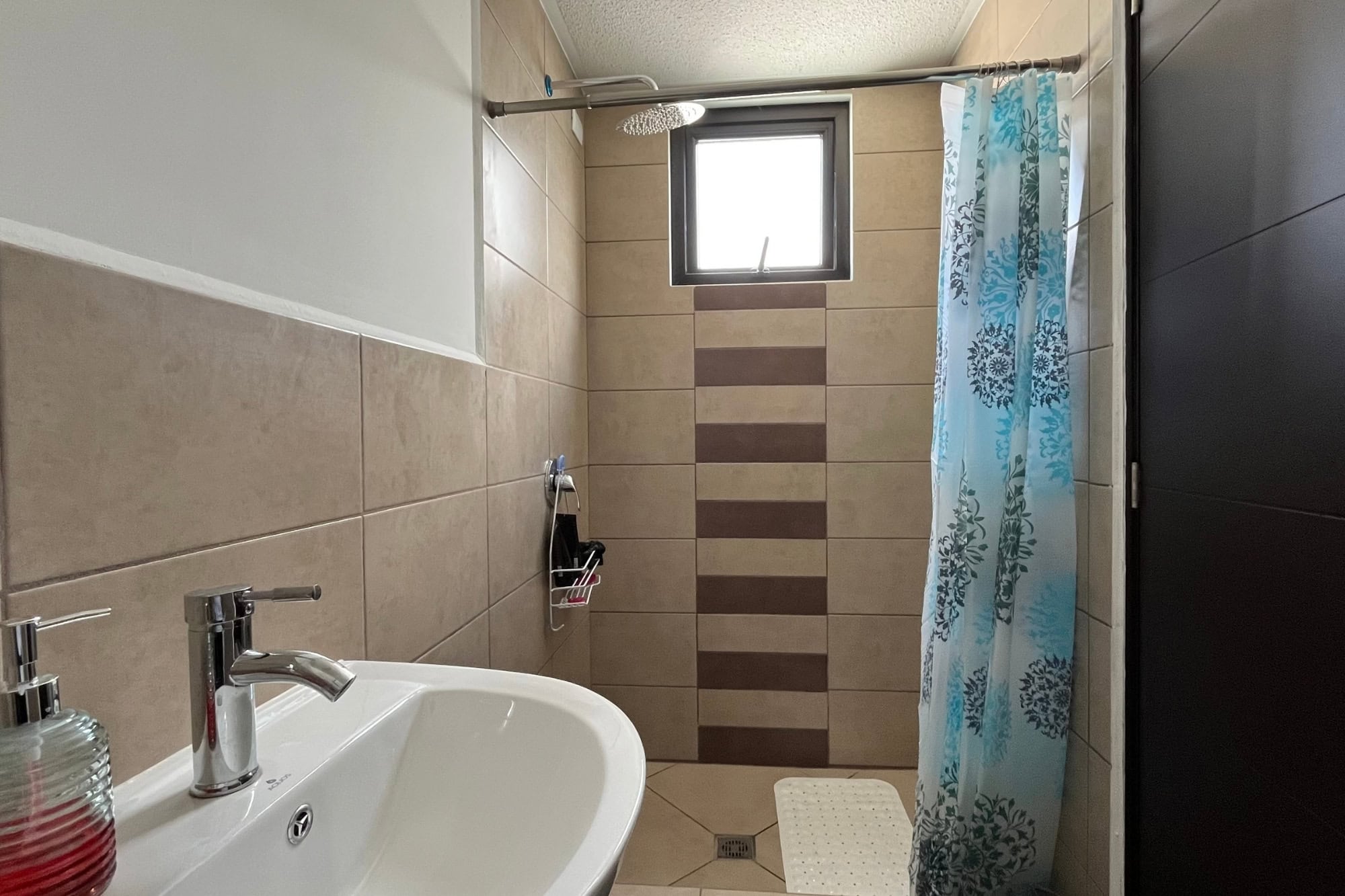 3 BEDROOM HOUSE IN SENDEROS, JUST 6.5KM FROM DOWNTOWN ANTIGUA