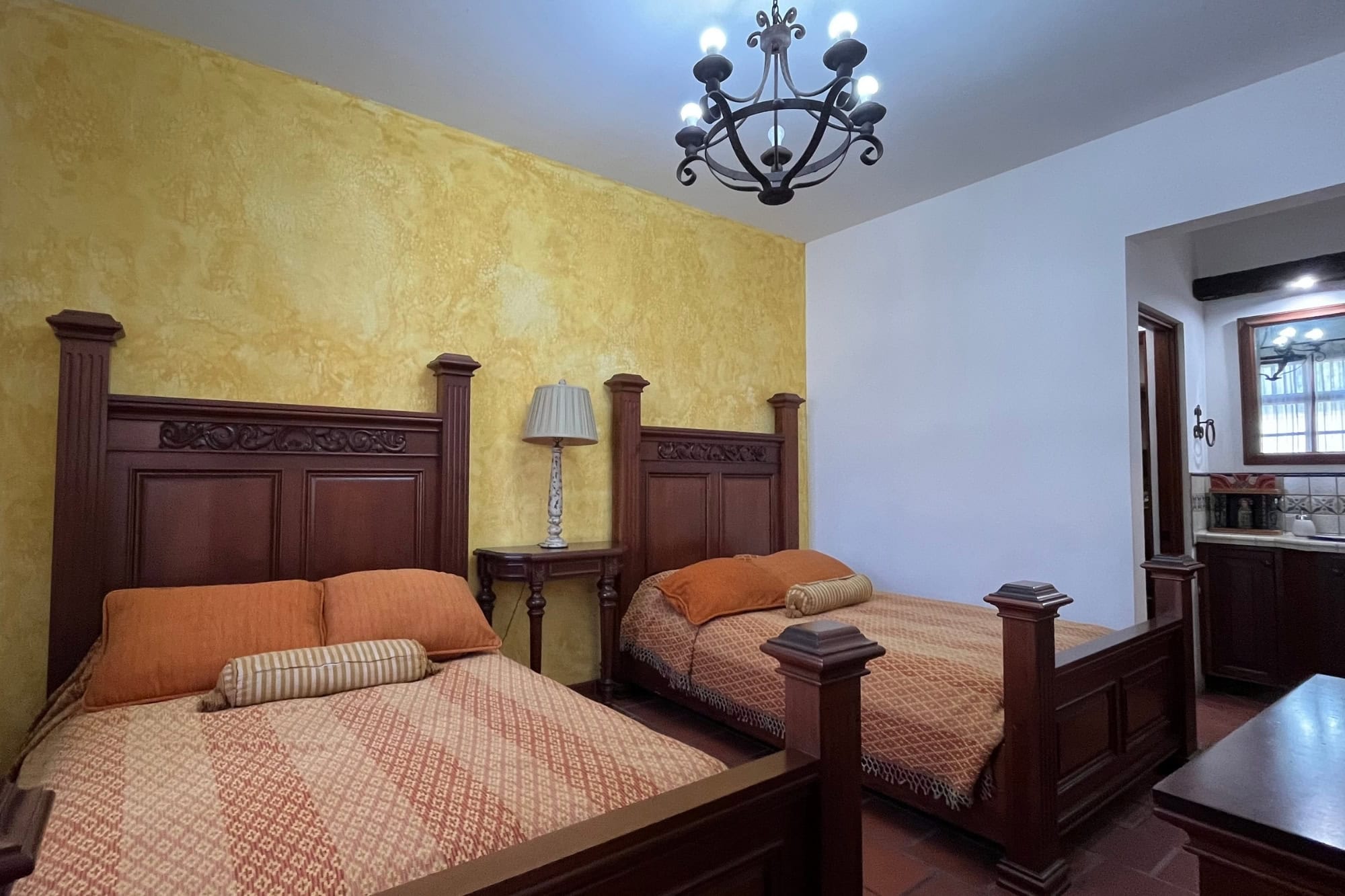 Charming 3-Bedroom Residence with Spectacular Volcano Views