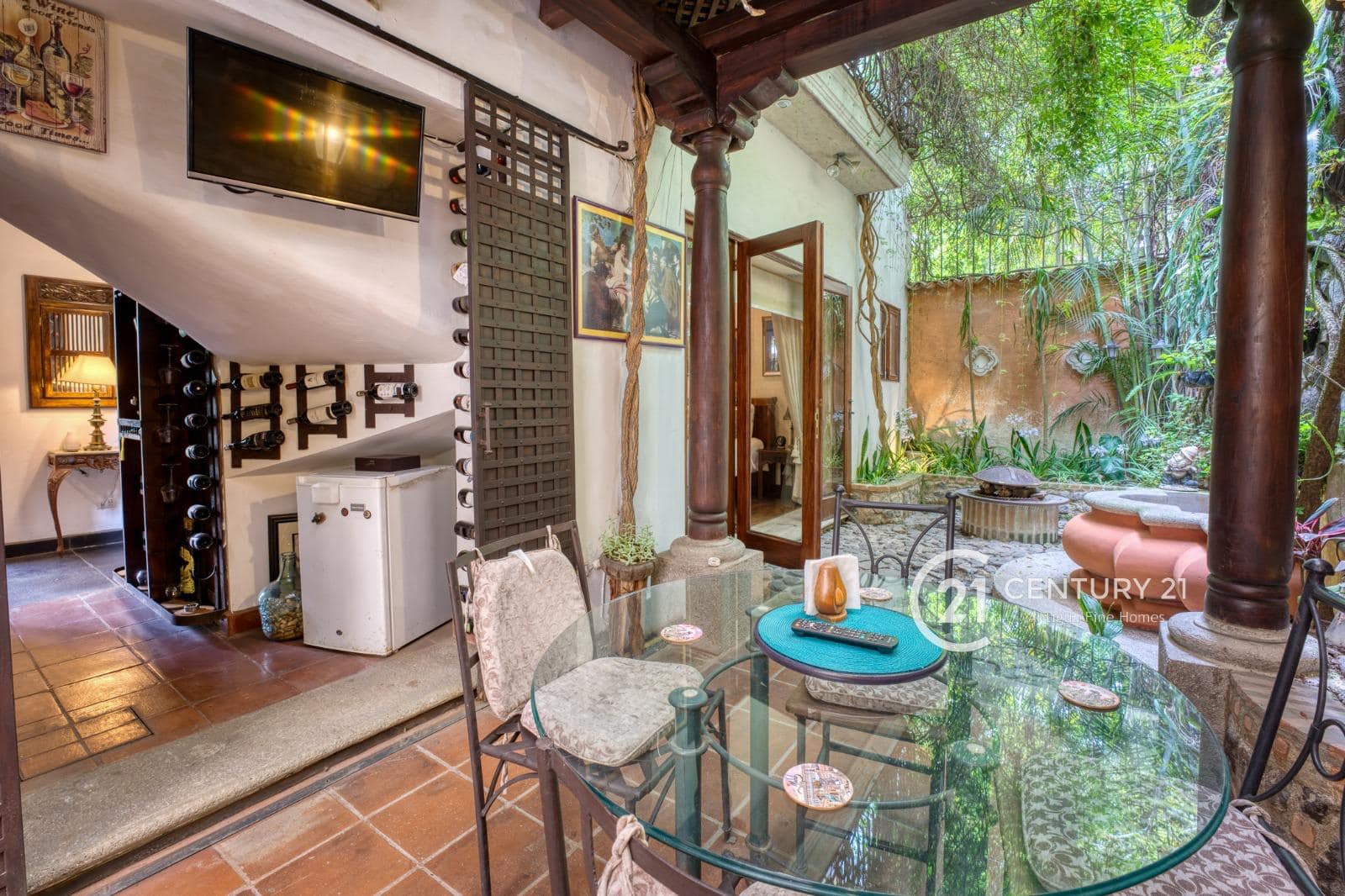 Luxury Living at Its Finest – Elegant 4-Bedroom Home with Pool in Cortijo de las Flores, 4 kms from downtown Antigua.