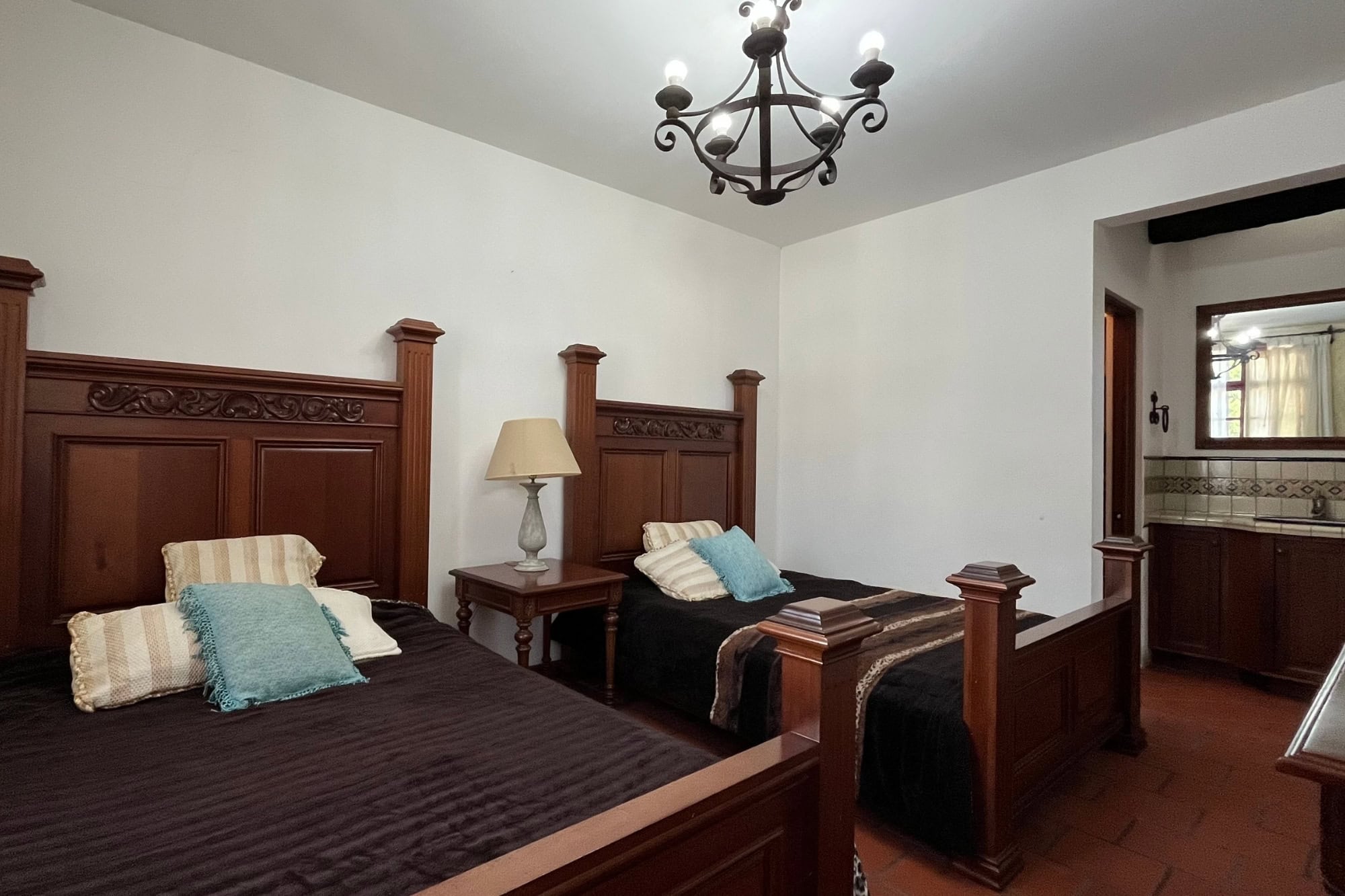 Charming 3-Bedroom Residence with Spectacular Volcano Views