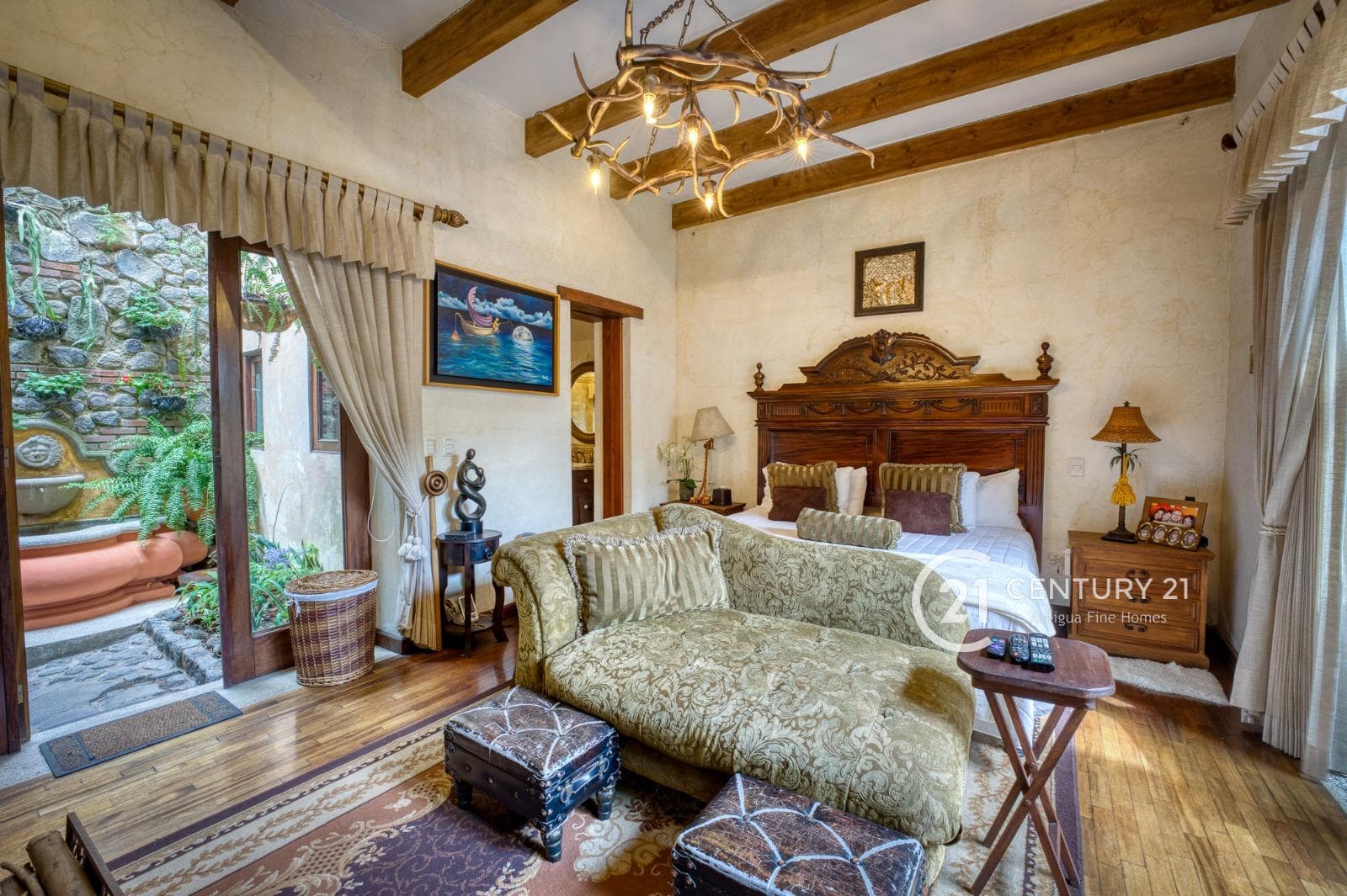 Luxury Living at Its Finest – Elegant 4-Bedroom Home with Pool in Cortijo de las Flores, 4 kms from downtown Antigua.