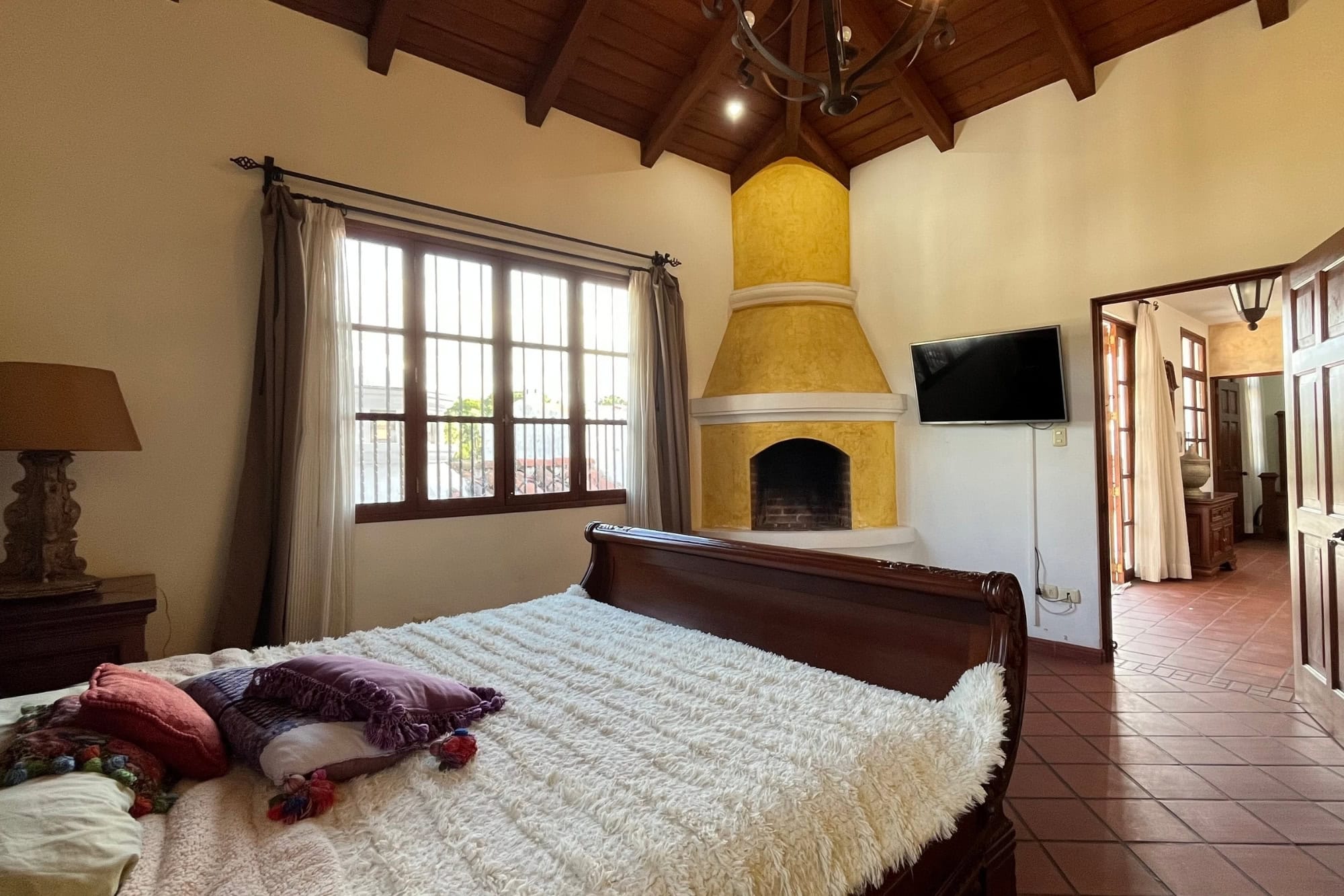 Charming 3-Bedroom Residence with Spectacular Volcano Views