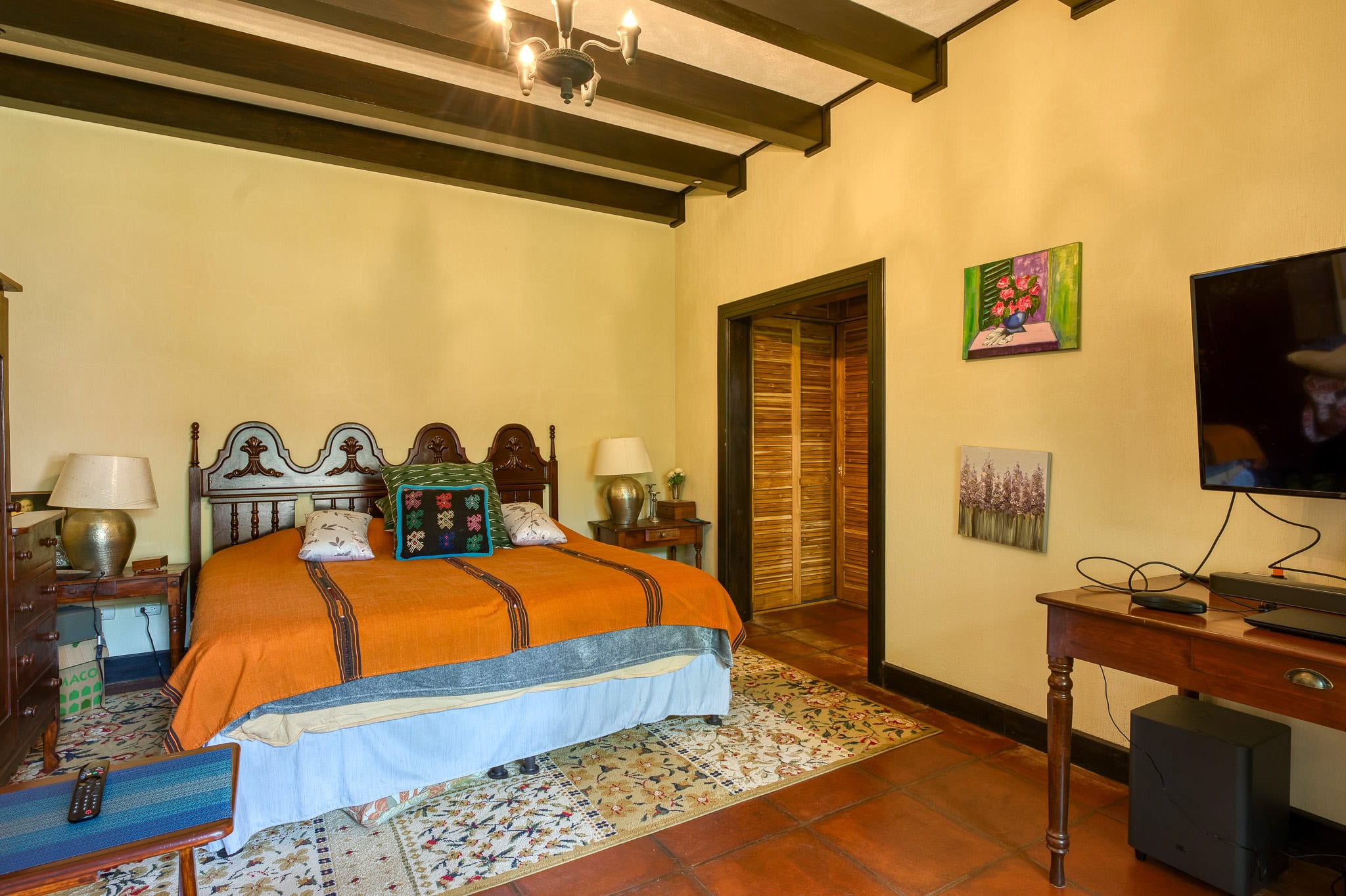 DSC01523_18 Casa Bella Vista — Casa de Estilo Colonial con Vista al Volcán