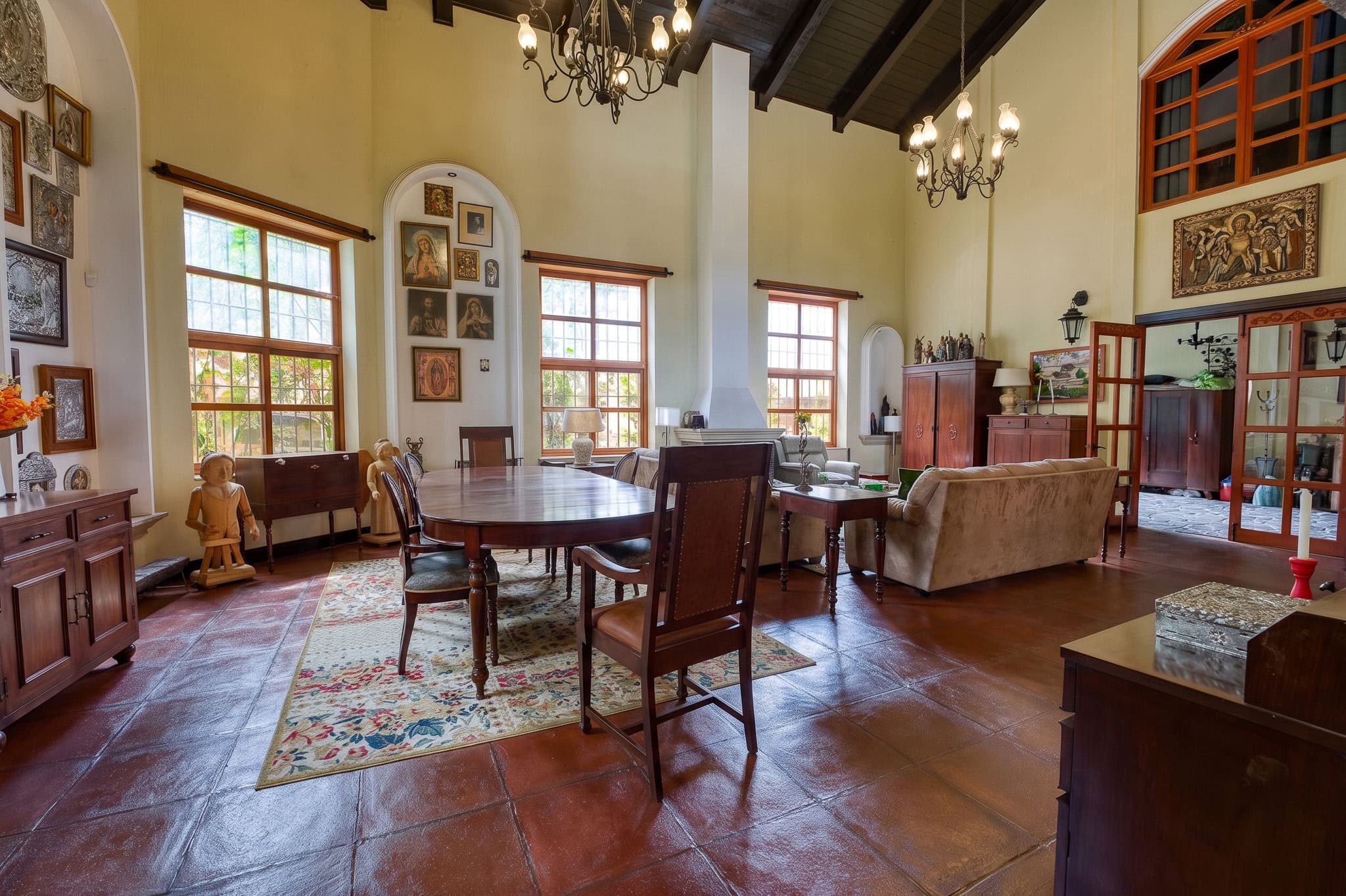 Living Room Casa Bella Vista — Casa de Estilo Colonial con Vista al Volcán