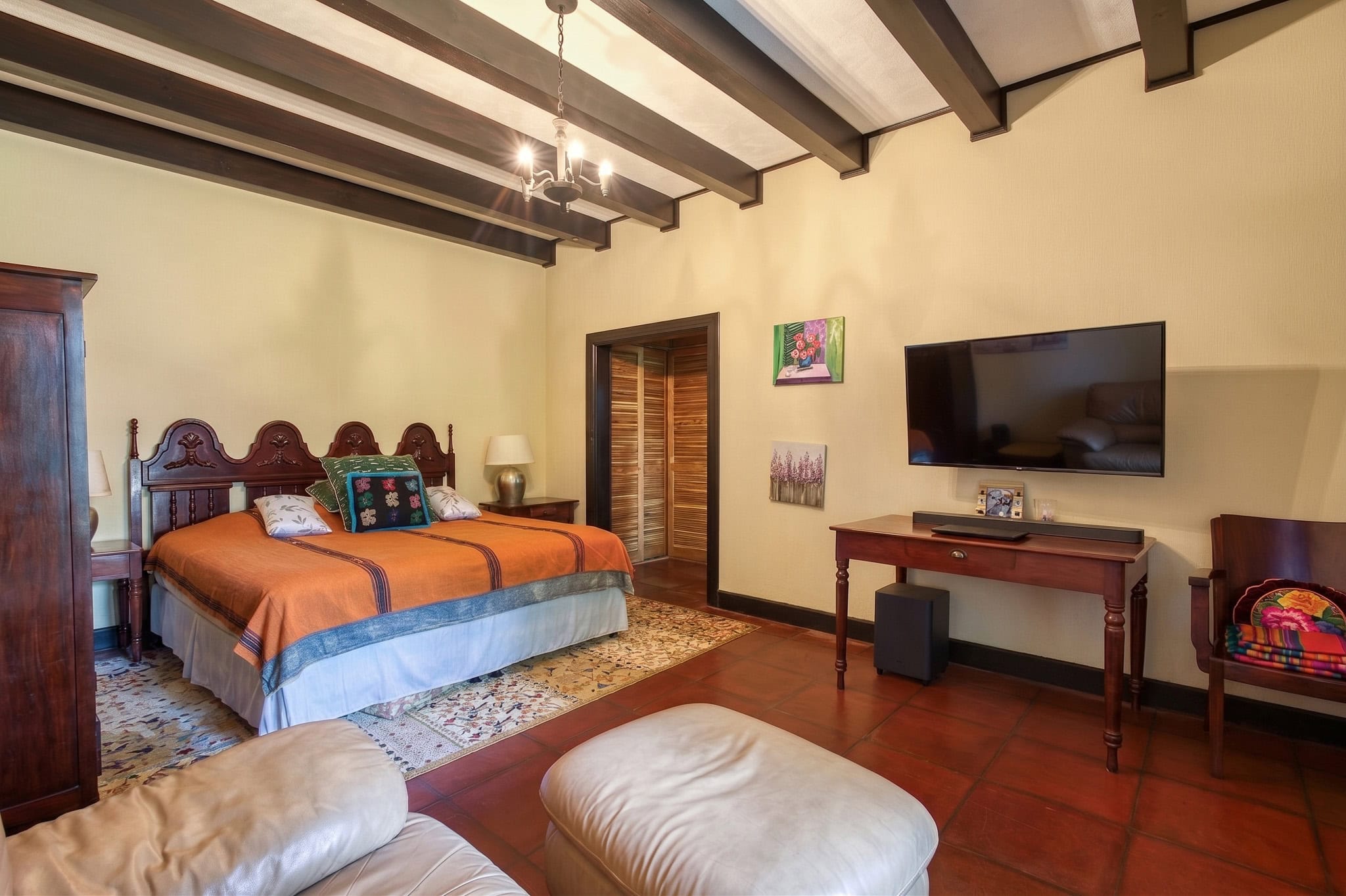 Master Bedroom Casa Bella Vista — Casa de Estilo Colonial con Vista al Volcán