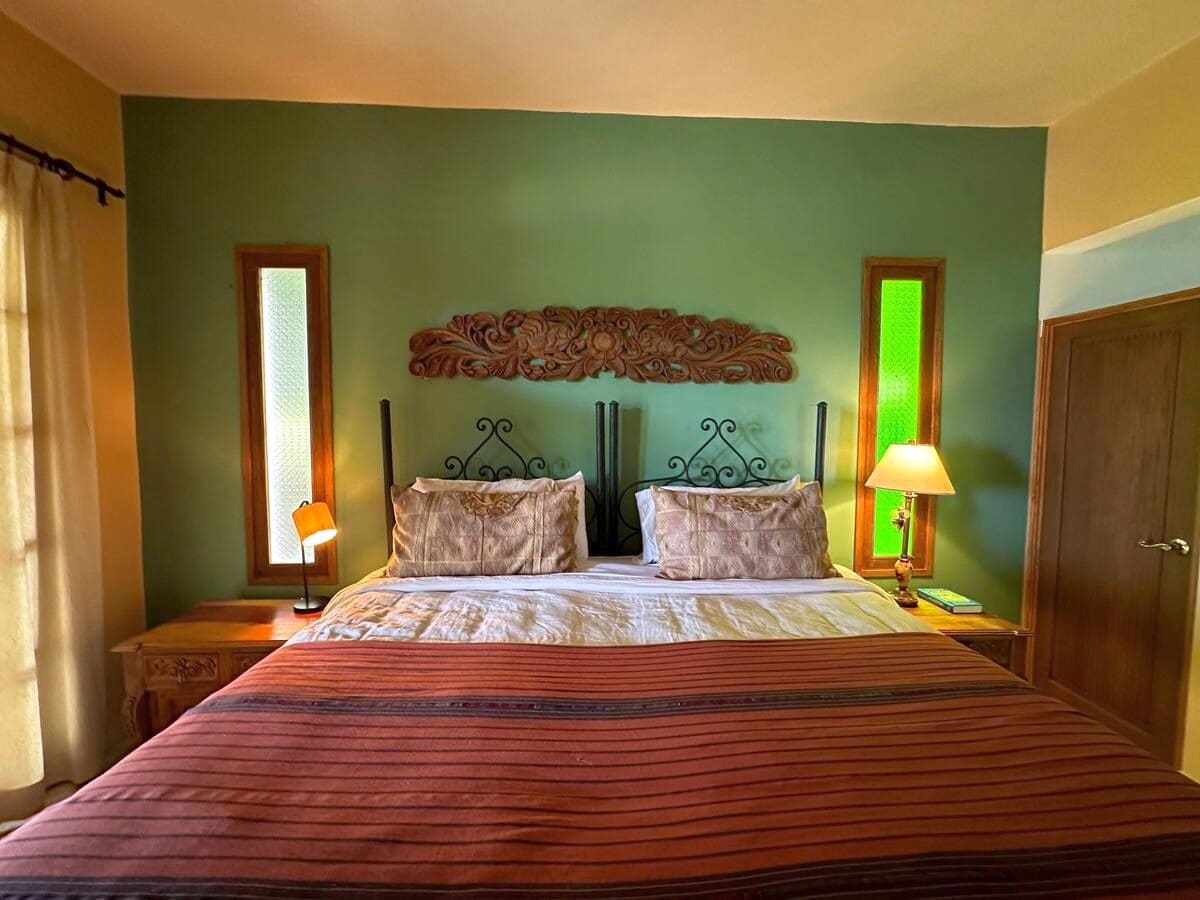 Turnkey Lakefront Retreat Atitlan
