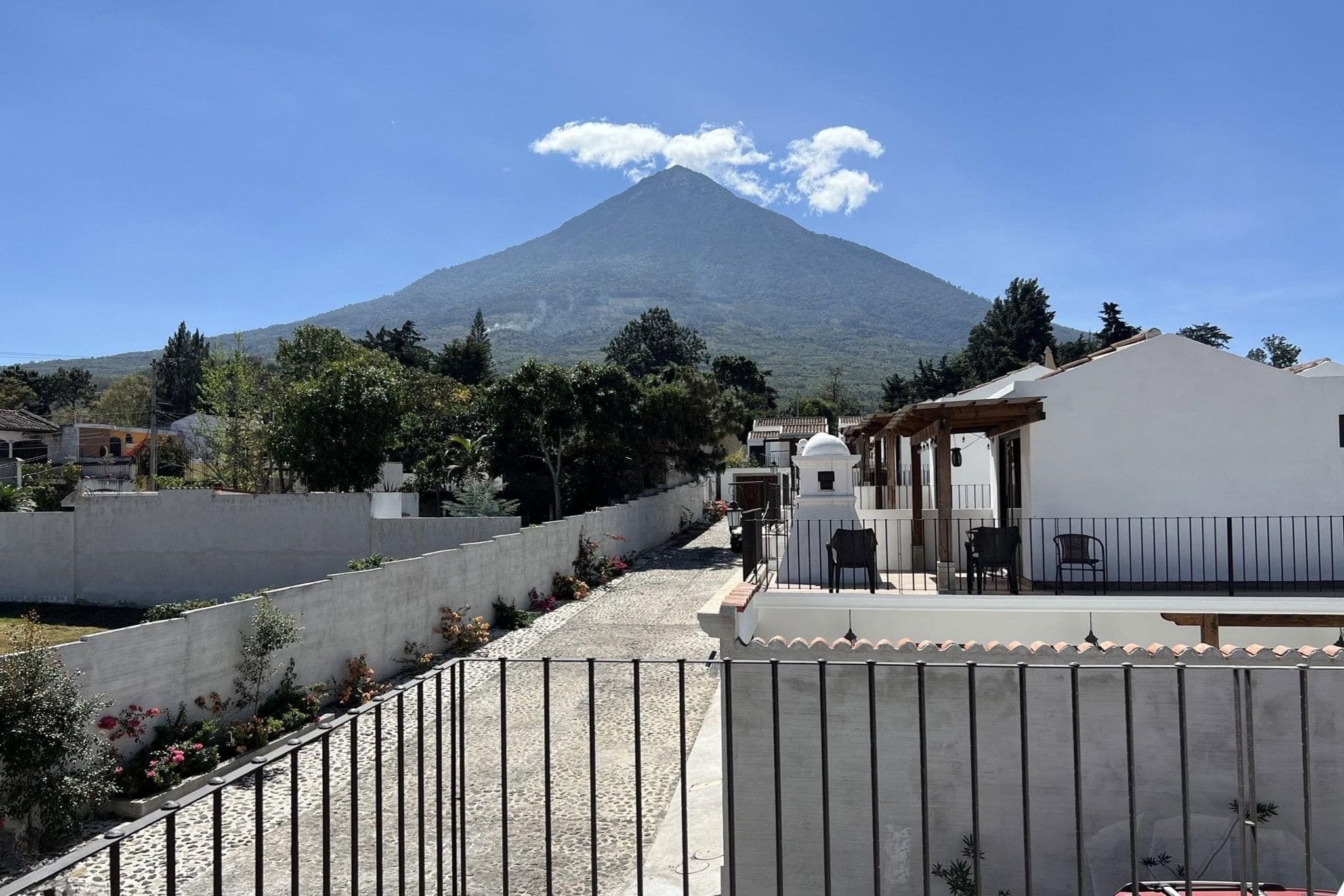 Encantadora Casa de 4 Dormitorios con Vista a los Volcanes a Pocos Minutos de La Antigua Guatemala