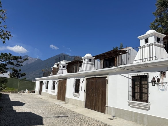 Charming 4-Bedroom Home with Volcano Views Just Minutes from La Antigua Guatemala