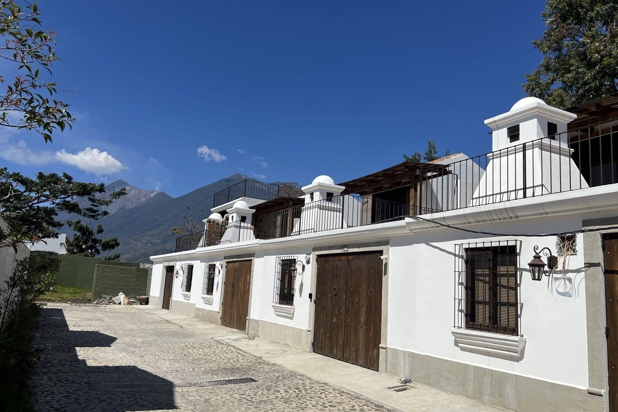 Encantadora Casa de 4 Dormitorios con Vista a los Volcanes a Pocos Minutos de La Antigua Guatemala
