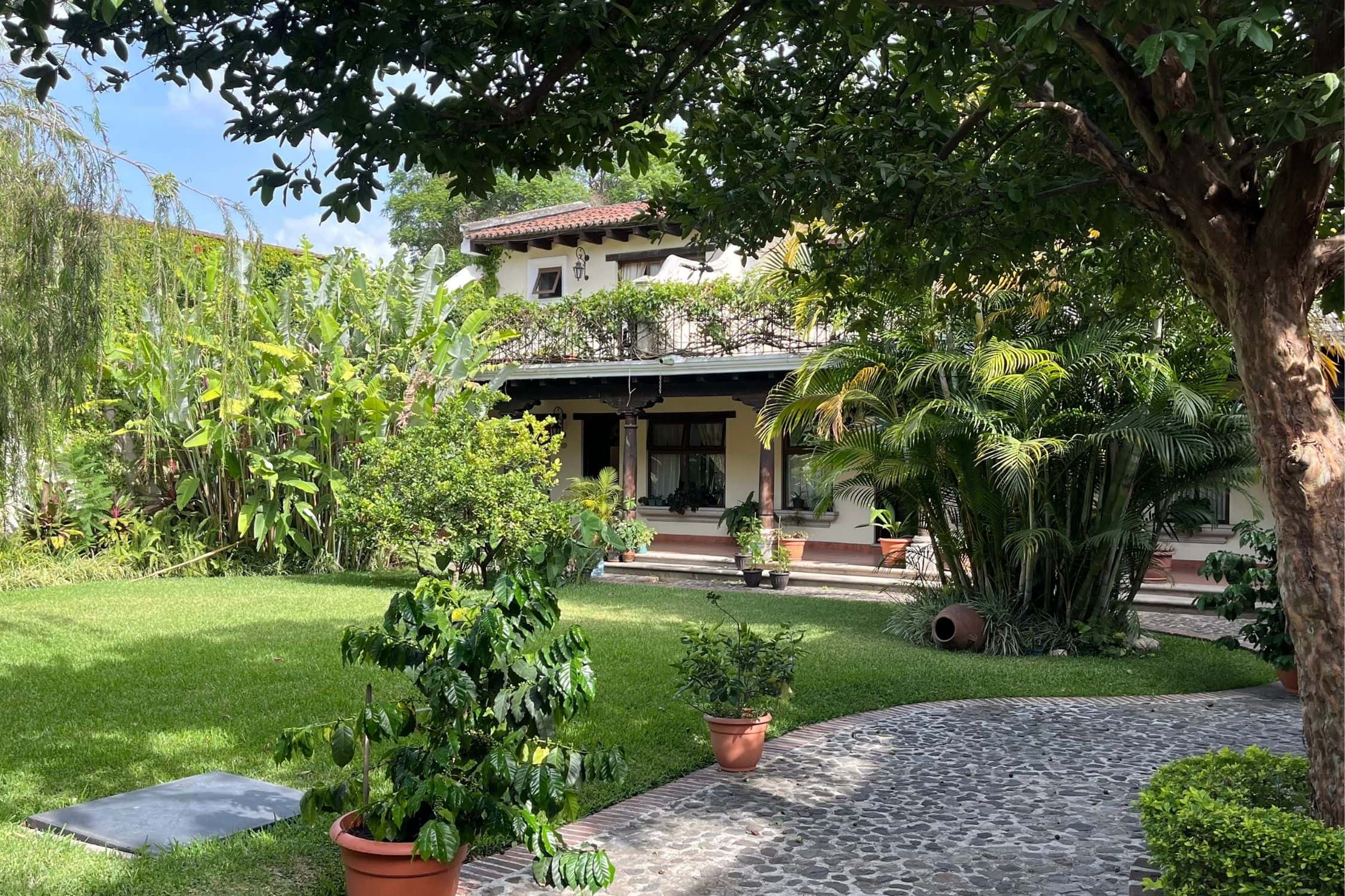 DOWNTOWN ANTIGUA, 1-BEDROOM APARTMENT, BALCONY WITH A VIEW