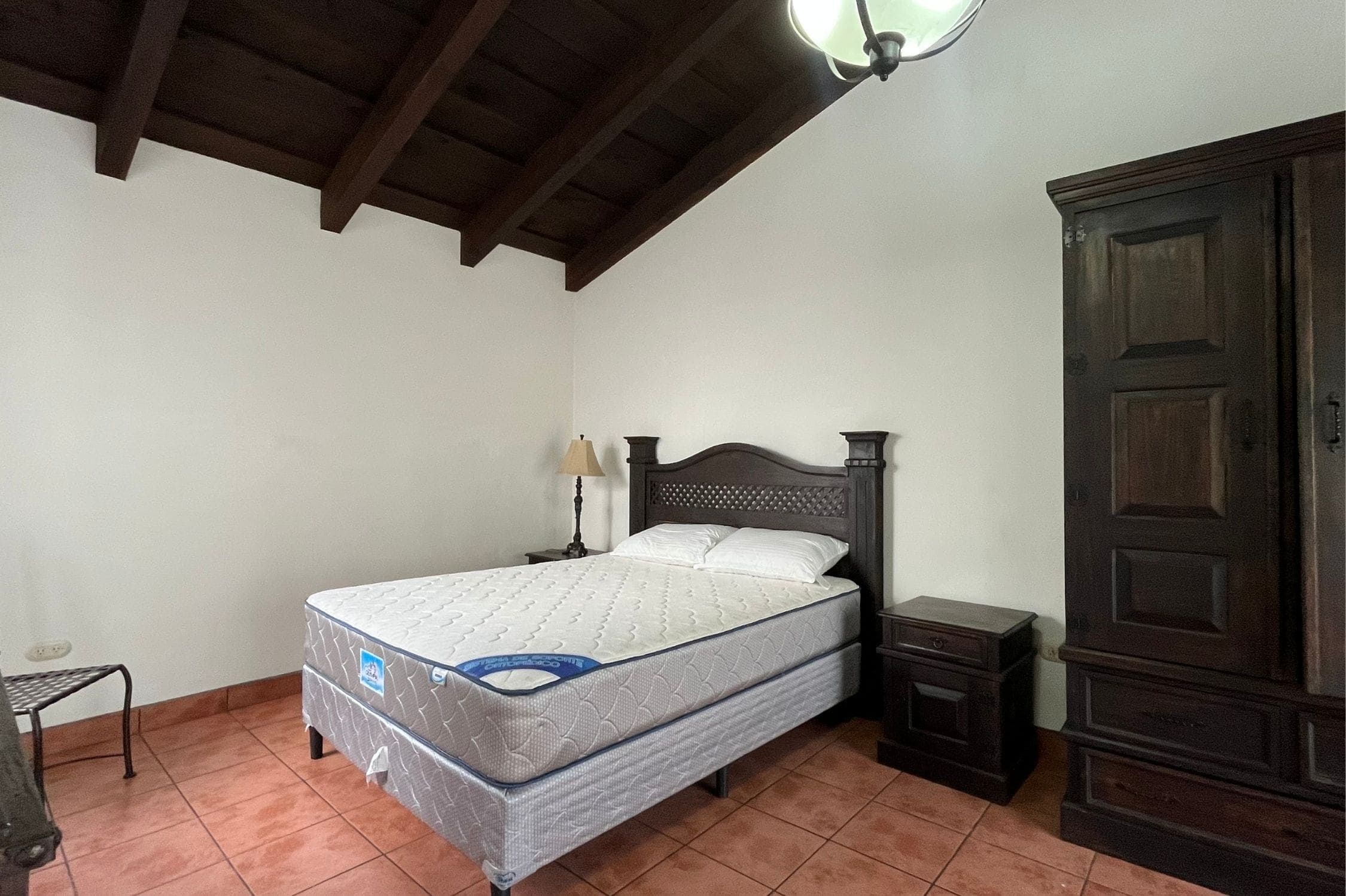 DOWNTOWN ANTIGUA, 1-BEDROOM APARTMENT, BALCONY WITH A VIEW