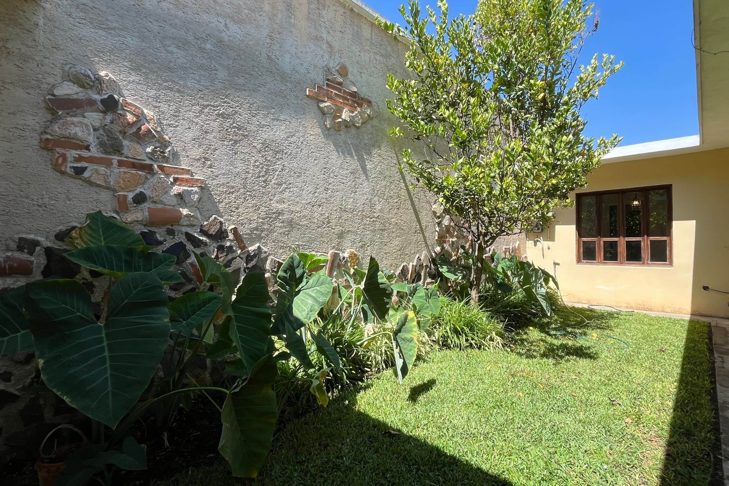 Beautiful Home for Rent in San Pedro El Alto, Antigua Guatemala, 4 bedrooms and a large garden