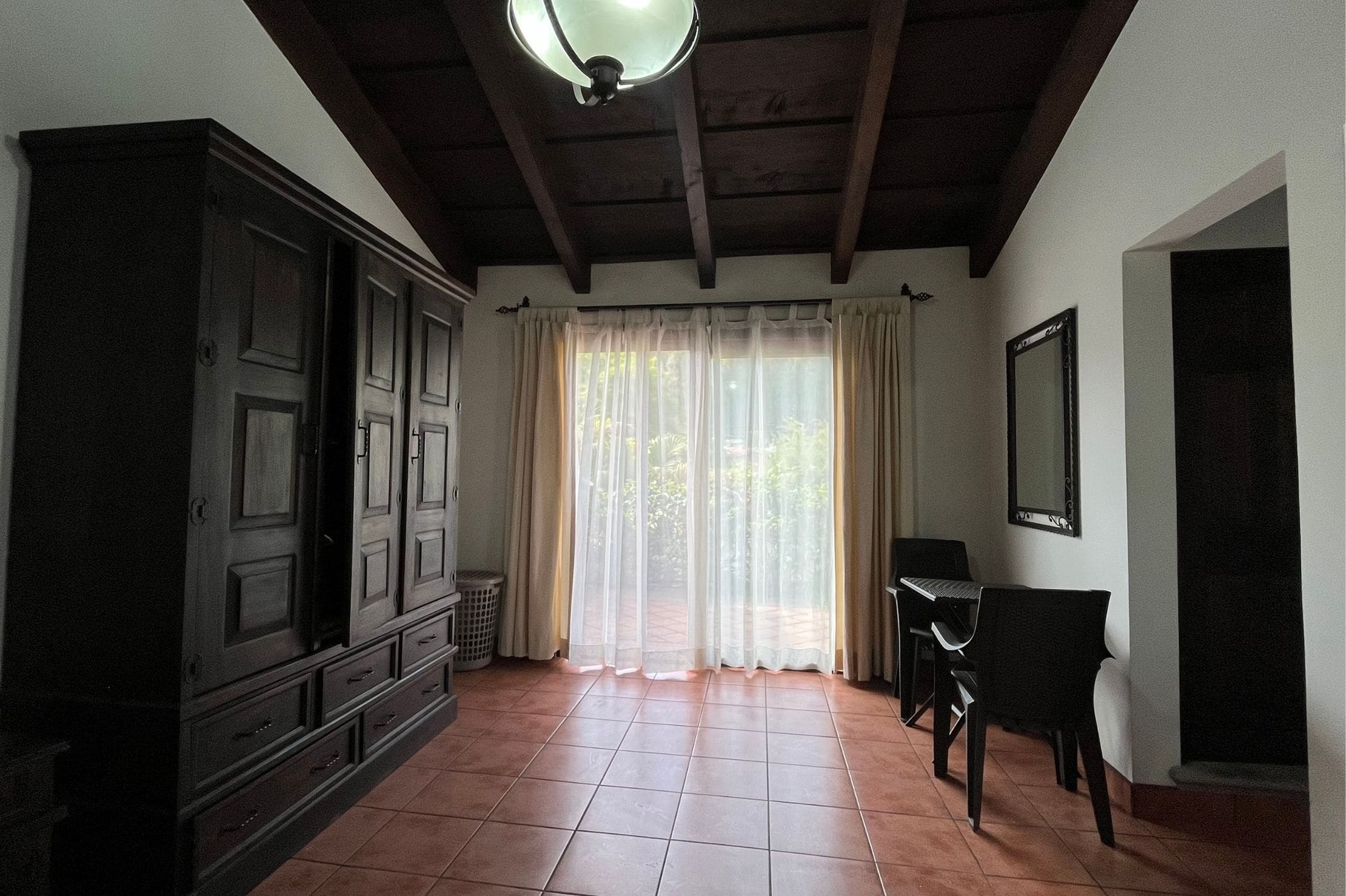 DOWNTOWN ANTIGUA, 1-BEDROOM APARTMENT, BALCONY WITH A VIEW