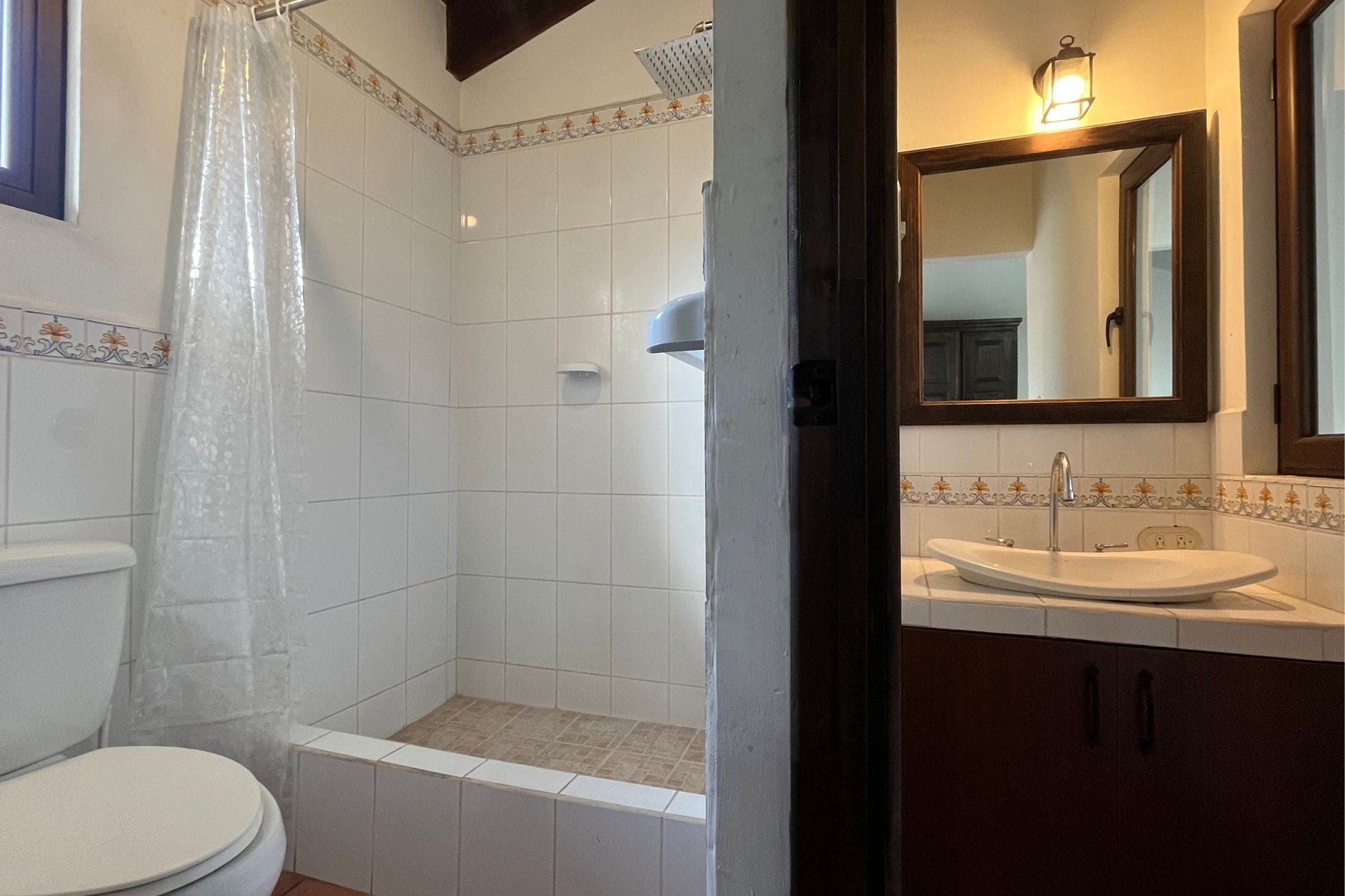 DOWNTOWN ANTIGUA, 1-BEDROOM APARTMENT, BALCONY WITH A VIEW