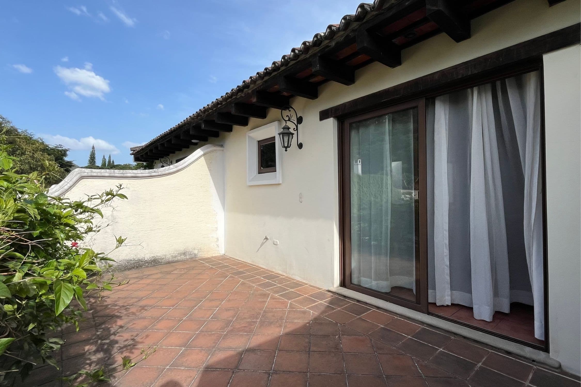 DOWNTOWN ANTIGUA, 1-BEDROOM APARTMENT, BALCONY WITH A VIEW