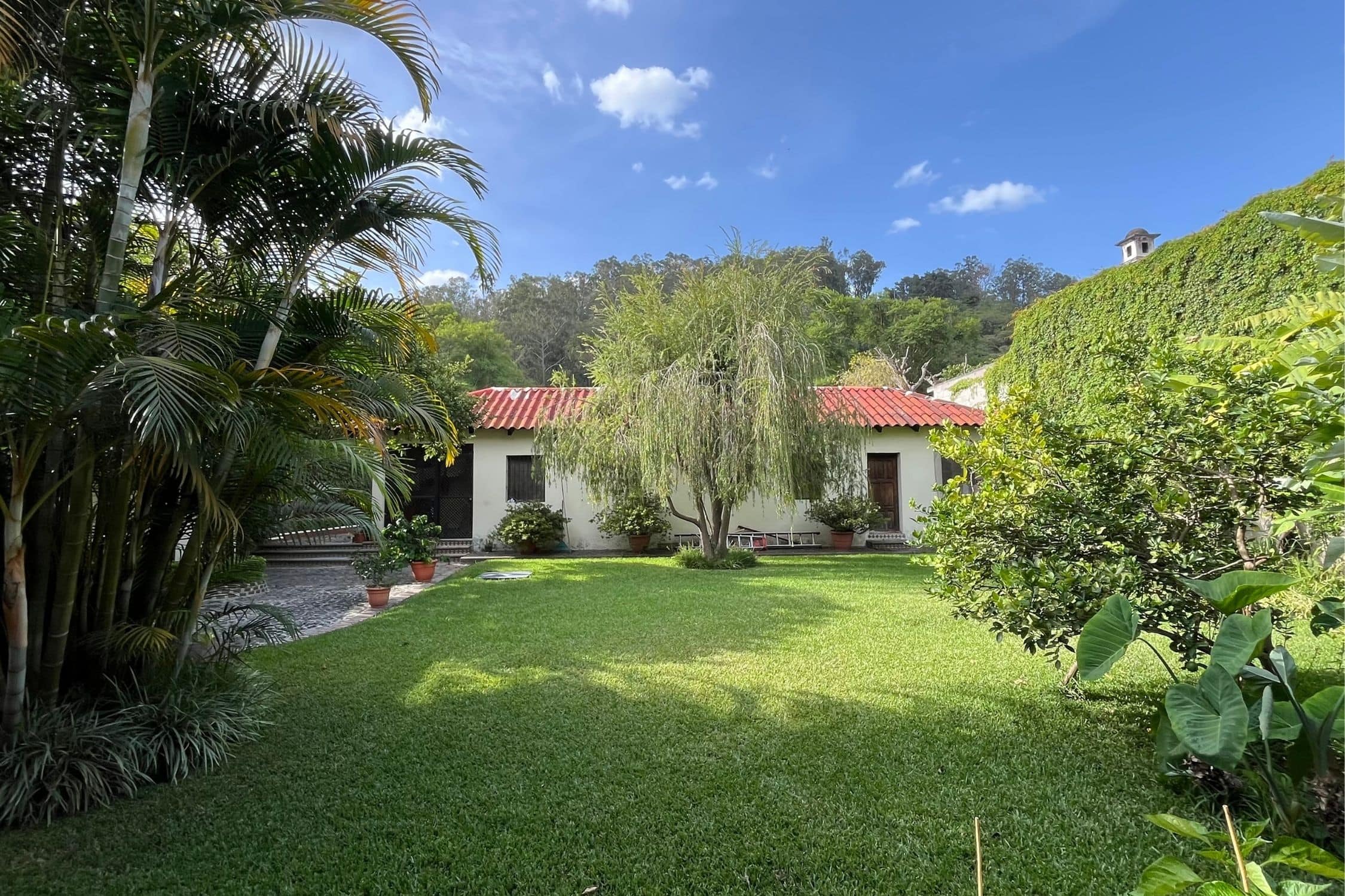 DOWNTOWN ANTIGUA, 1-BEDROOM APARTMENT, BALCONY WITH A VIEW
