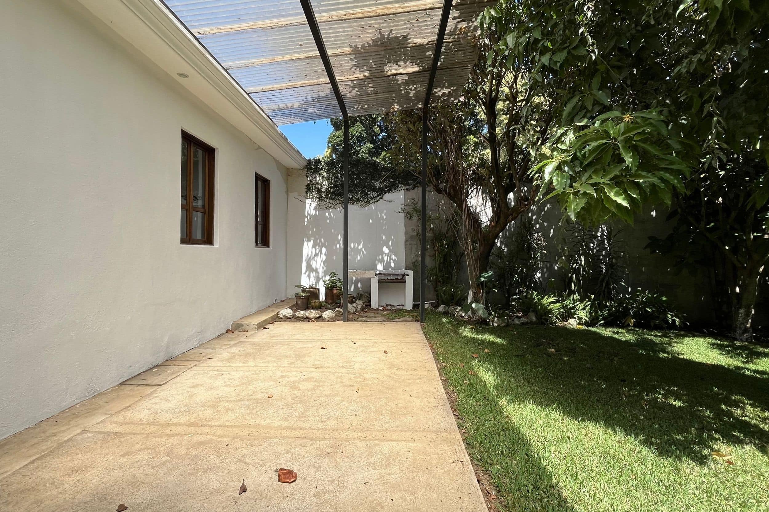 Beautiful Home for Rent in San Pedro El Alto, Antigua Guatemala, 4 bedrooms and a large garden