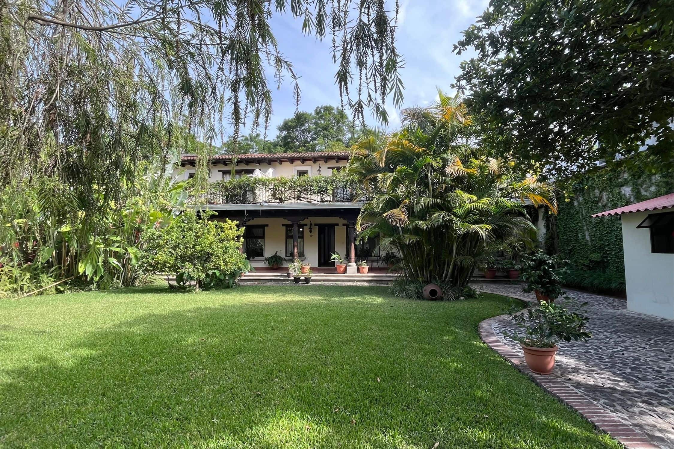DOWNTOWN ANTIGUA, 1-BEDROOM APARTMENT, BALCONY WITH A VIEW