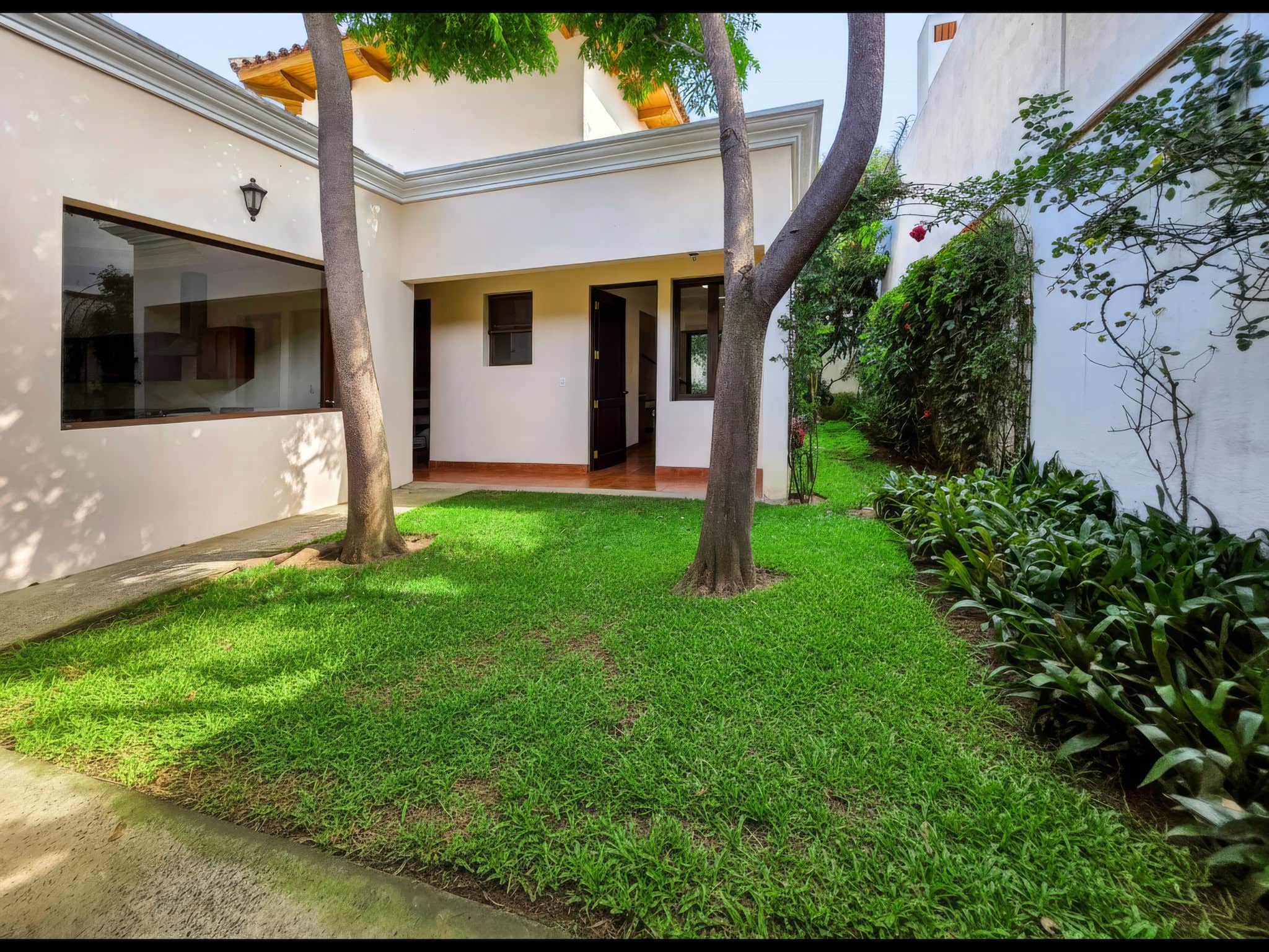 Luxury Corner Estate with Guest Casita